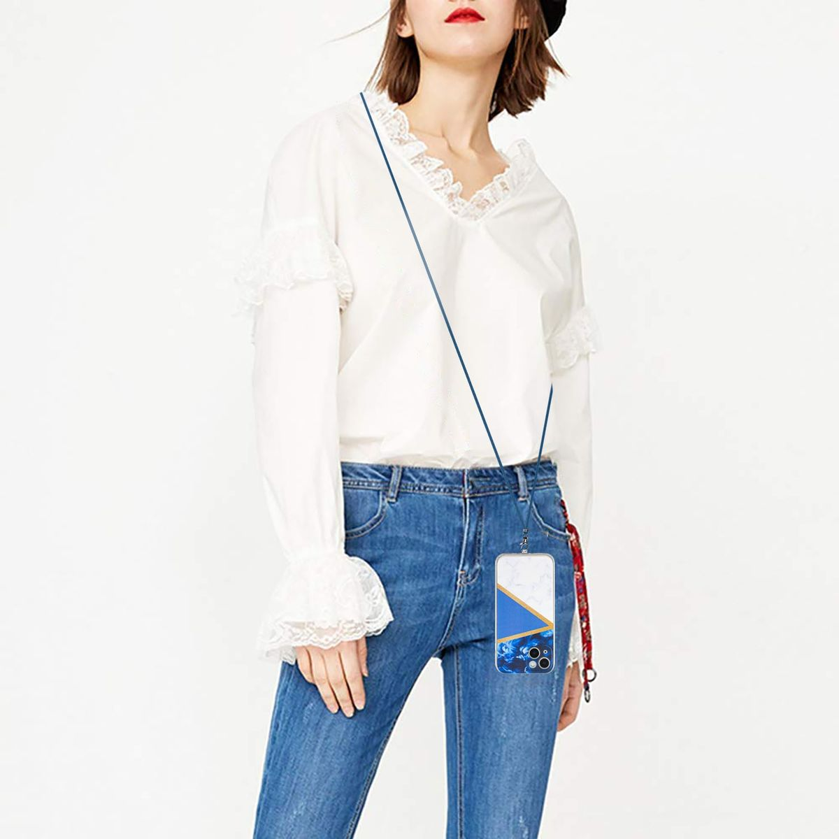 Frau mit weißem Oberteil und blauer Jeans, hält Telefon mit Lanyard.