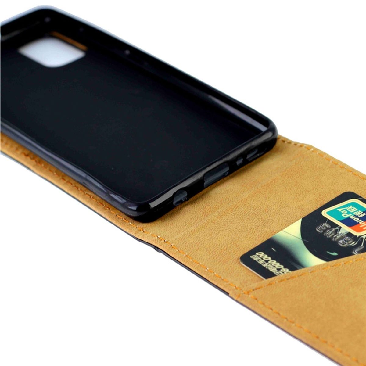 Geöffnete Handyhülle, schwarzes Telefon darin, beige Kartenhalterung mit Karte. Nahaufnahme.