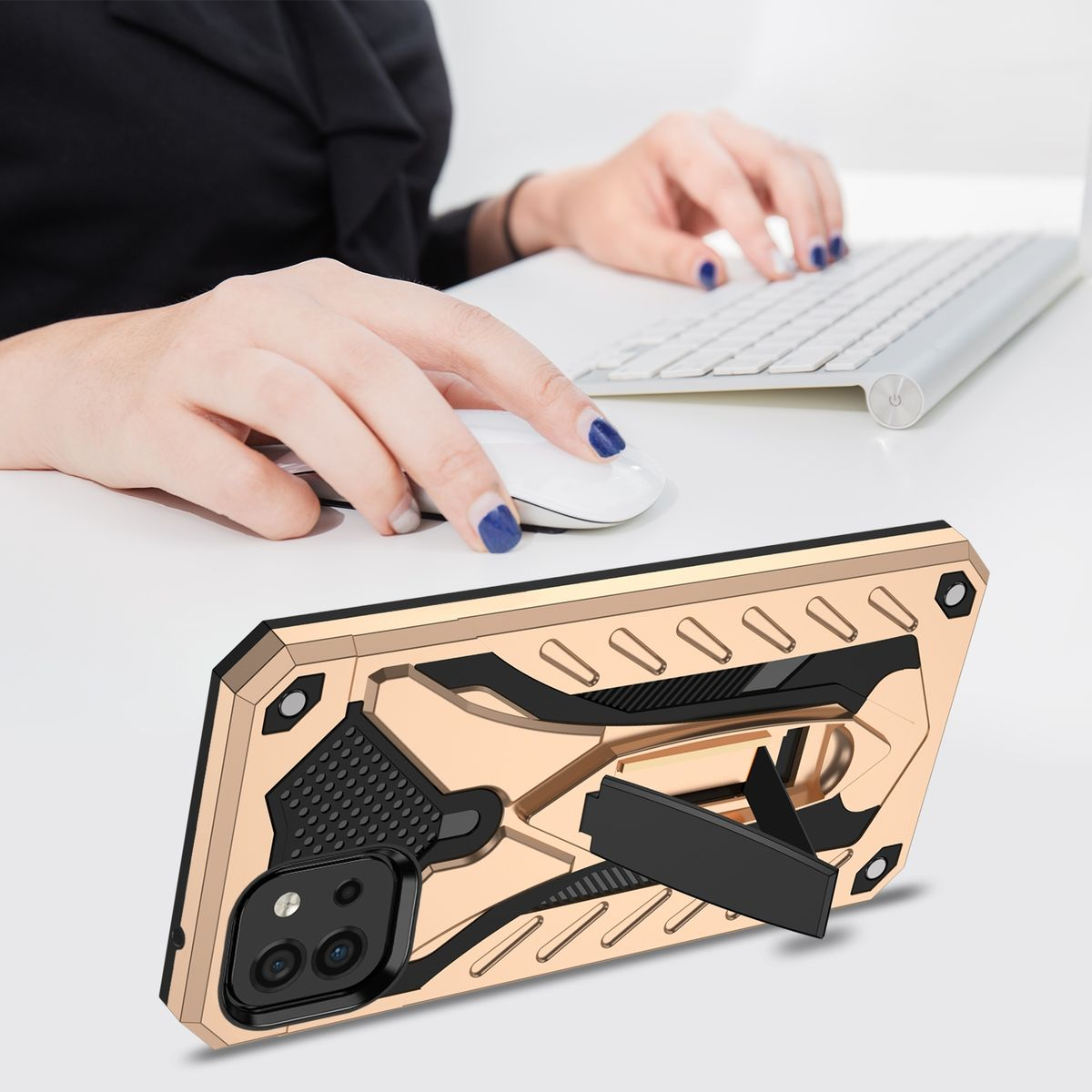 Hände benutzen Maus und Tastatur in der Nähe einer Handyhülle. Weißer Schreibtisch.