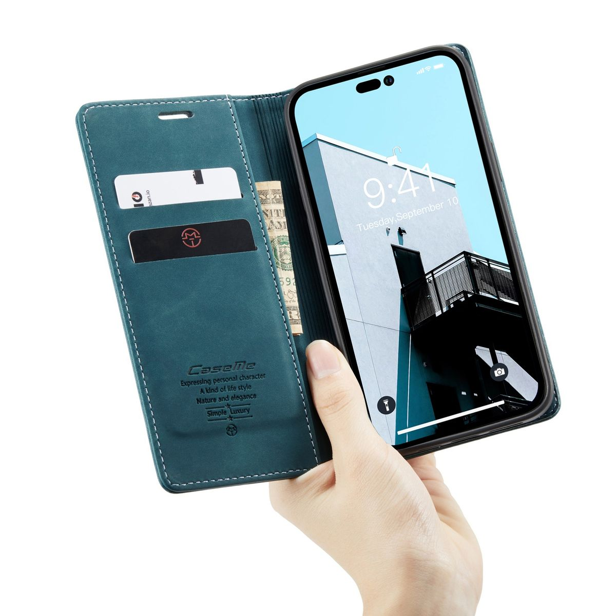 Hand hält Telefon in blauem Lederetui. Telefon zeigt Uhrzeit und Gebäude auf dem Bildschirm.
