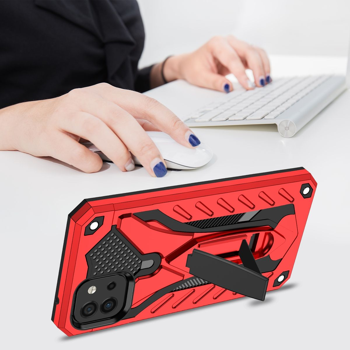 Eine Person, die einen Computer benutzt, Handyhülle im Vordergrund. Die Hülle ist rot und schwarz.