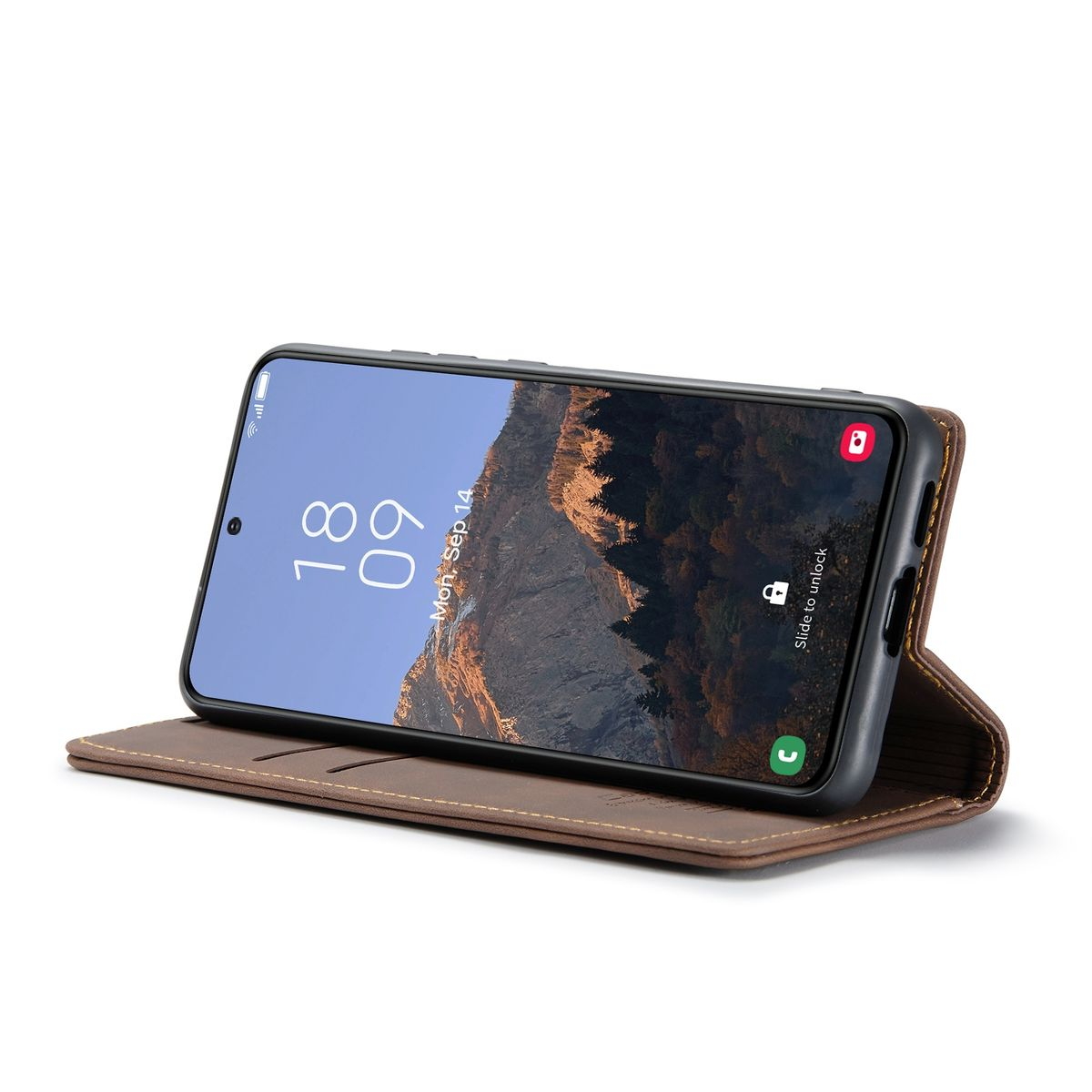 Telefon in brauner Hülle. Der Bildschirm zeigt Datum und Uhrzeit. Die Hülle ist offen und auf weißem Untergrund.