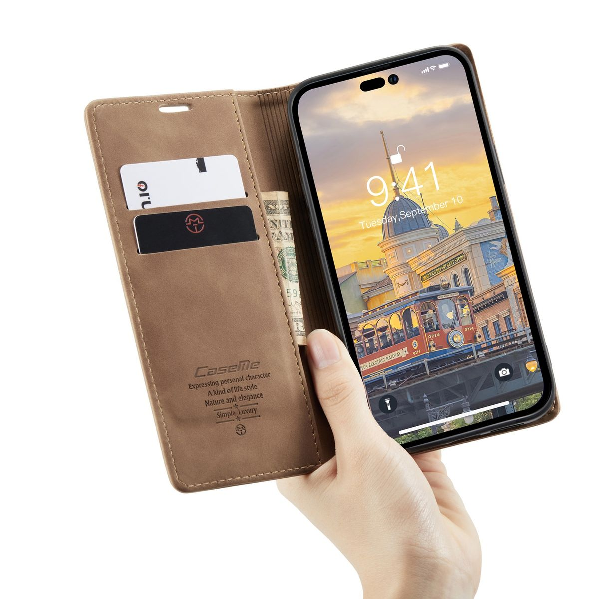 Eine Hand hält ein Telefon in einer braunen Hülle. Die Hülle öffnet sich, Karten und eine Rechnung sind sichtbar.