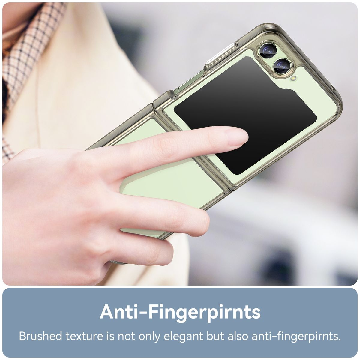 Eine Hand hält ein faltbares Telefon in einer transparenten Hülle. Die Hülle und das Telefon sind offen.