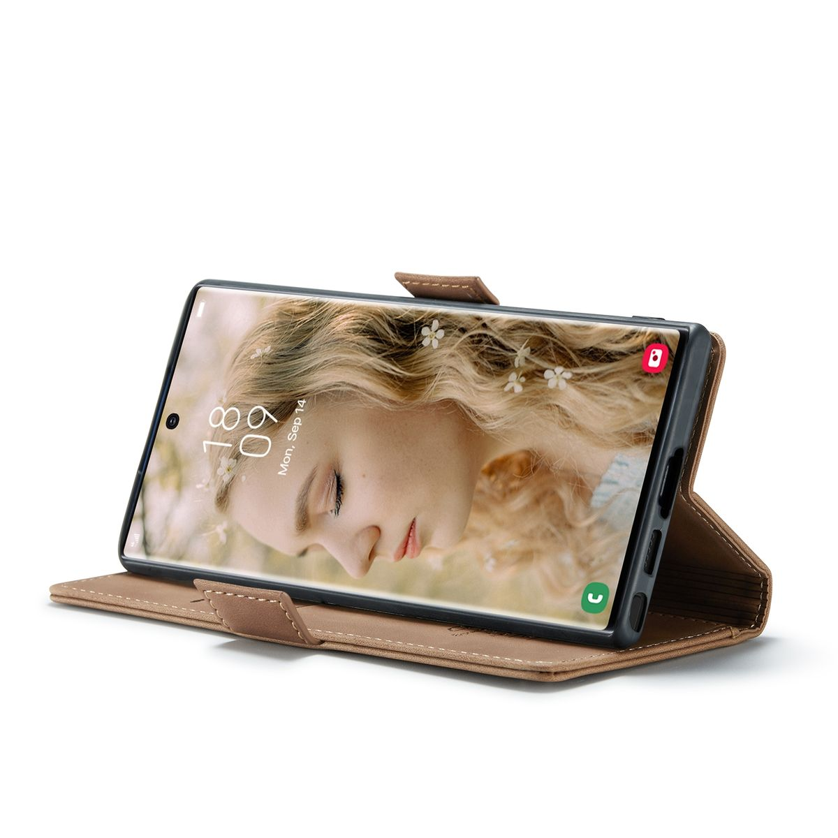 Telefon mit Frauenbildschirm, in brauner Lederhülle, auf weißer Oberfläche.