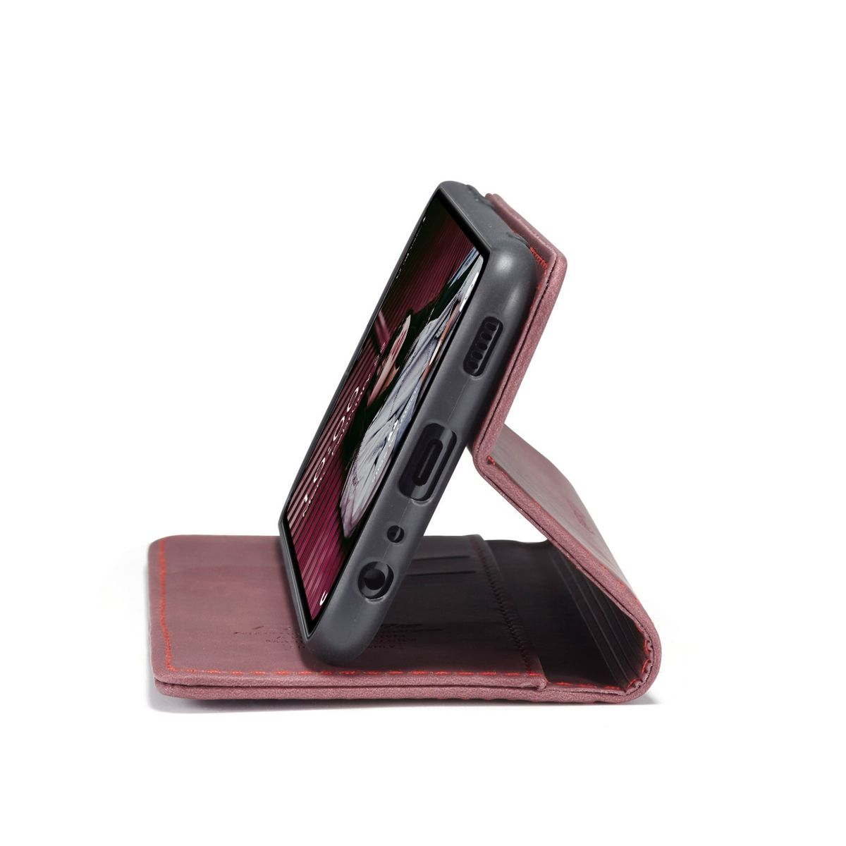Telefon in einer weinroten Lederhülle, offen, auf dem Cover stehend.
