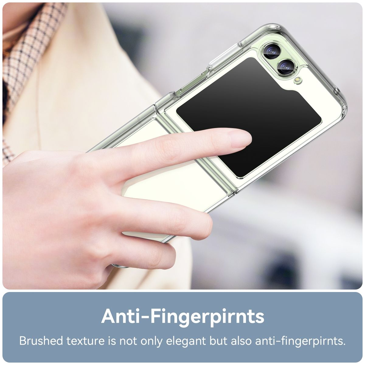 Eine Hand hält ein Telefon in einer transparenten Hülle. Text lautet: Anti-Fingerprint. Gebürstete Textur.