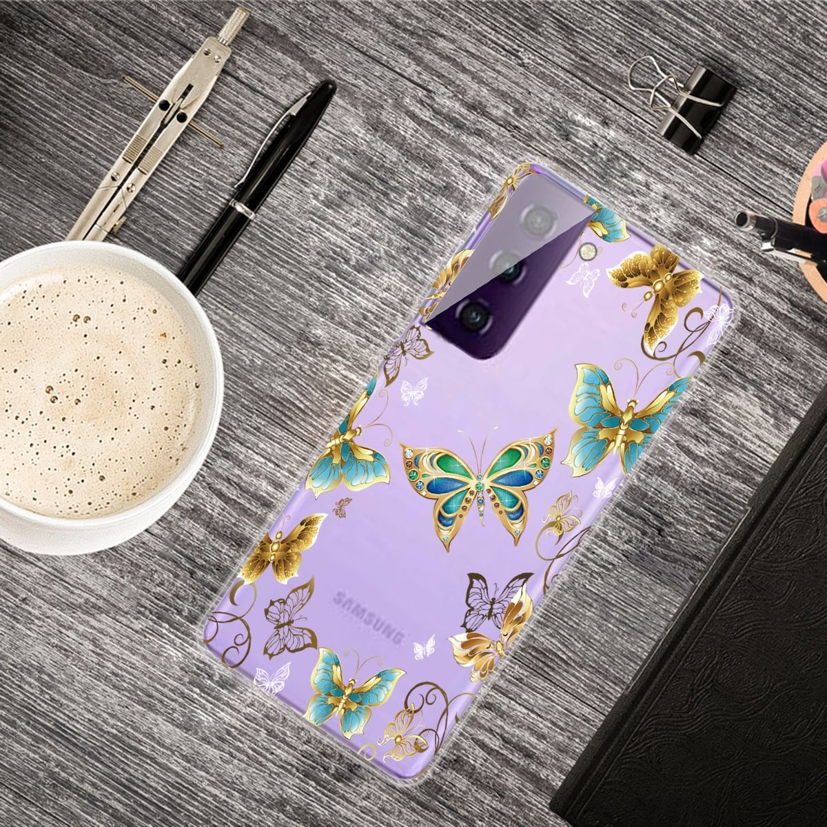 Ein Telefon auf einem Schreibtisch mit Schmetterlingsdesign, umgeben von Schreibwaren und Kaffee.