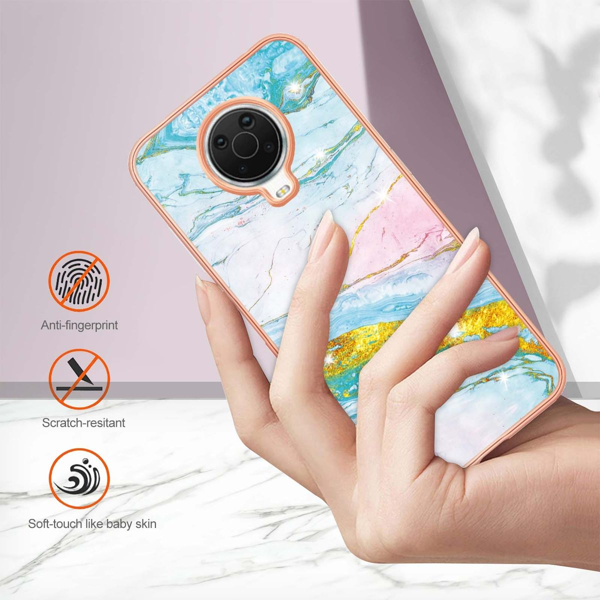 Hand hält Telefon mit Marmormuster-Hülle. Symbole für Anti-Fingerabdruck und Kratzfestigkeit.