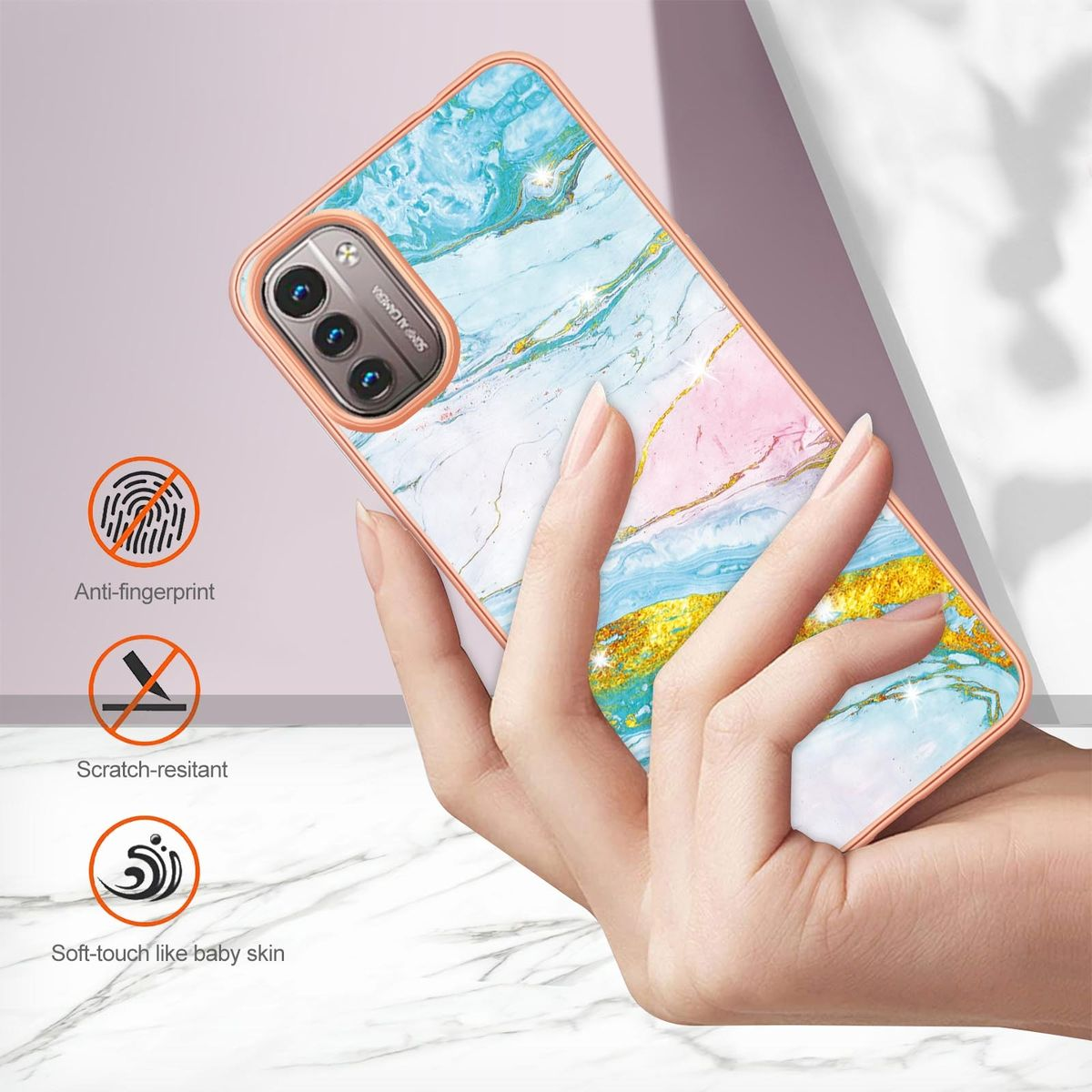 Eine Hand, die eine Handyhülle mit Marmordesign hält, und Symbole für Anti-Fingerabdruck und Kratzfestigkeit.