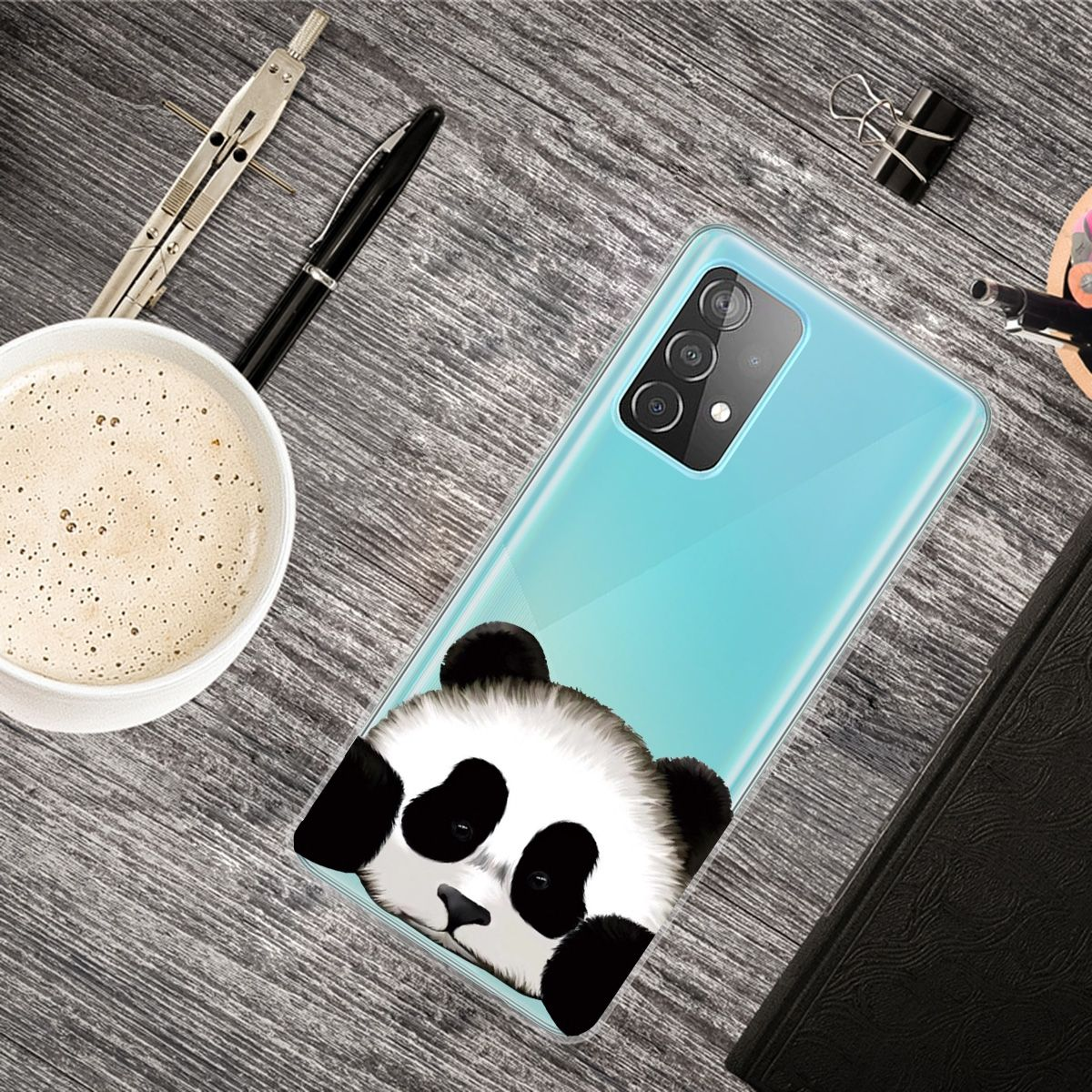 Handyhülle mit Panda-Design, auf einem Holztisch mit Bürobedarf platziert.