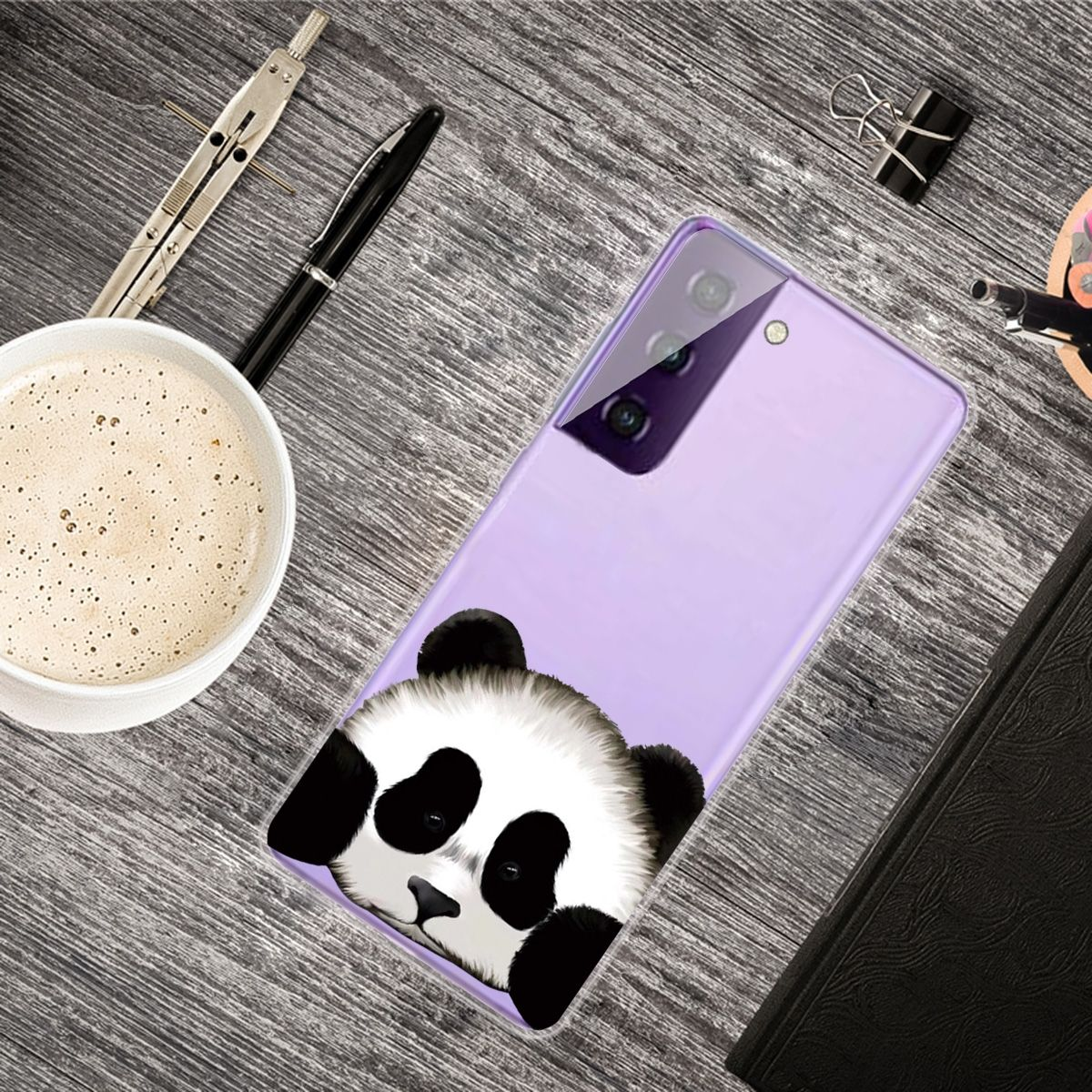 Lila Handyhülle mit Panda-Design, Kaffeetasse, Stift und Bürobedarf.