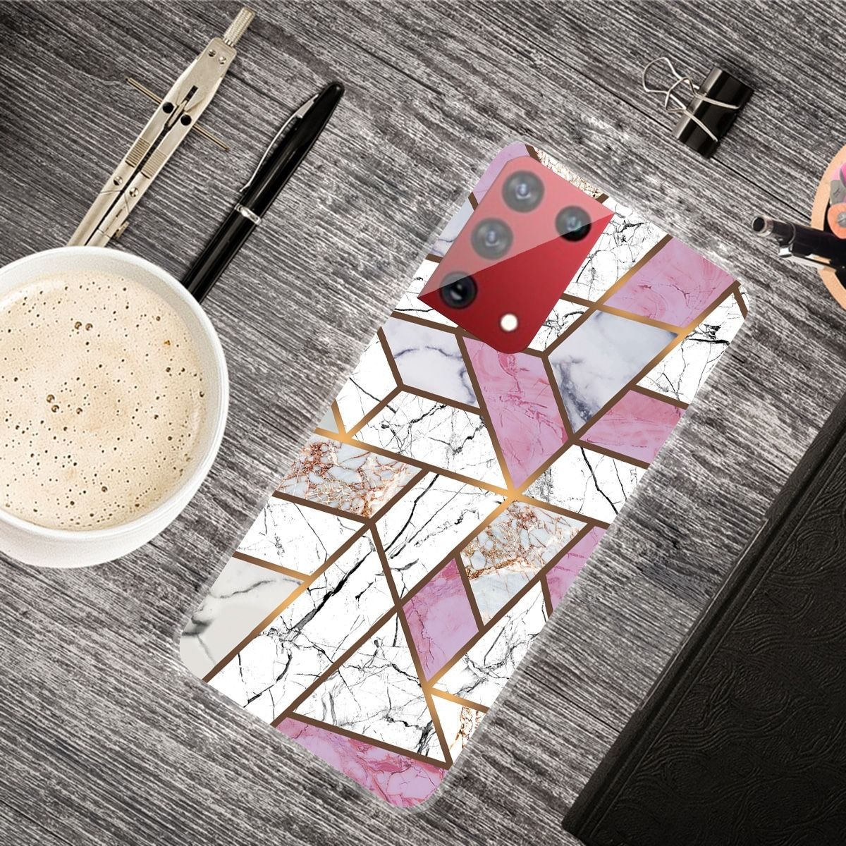 Handyhülle auf einem Holztisch mit Kaffee und Büromaterial.