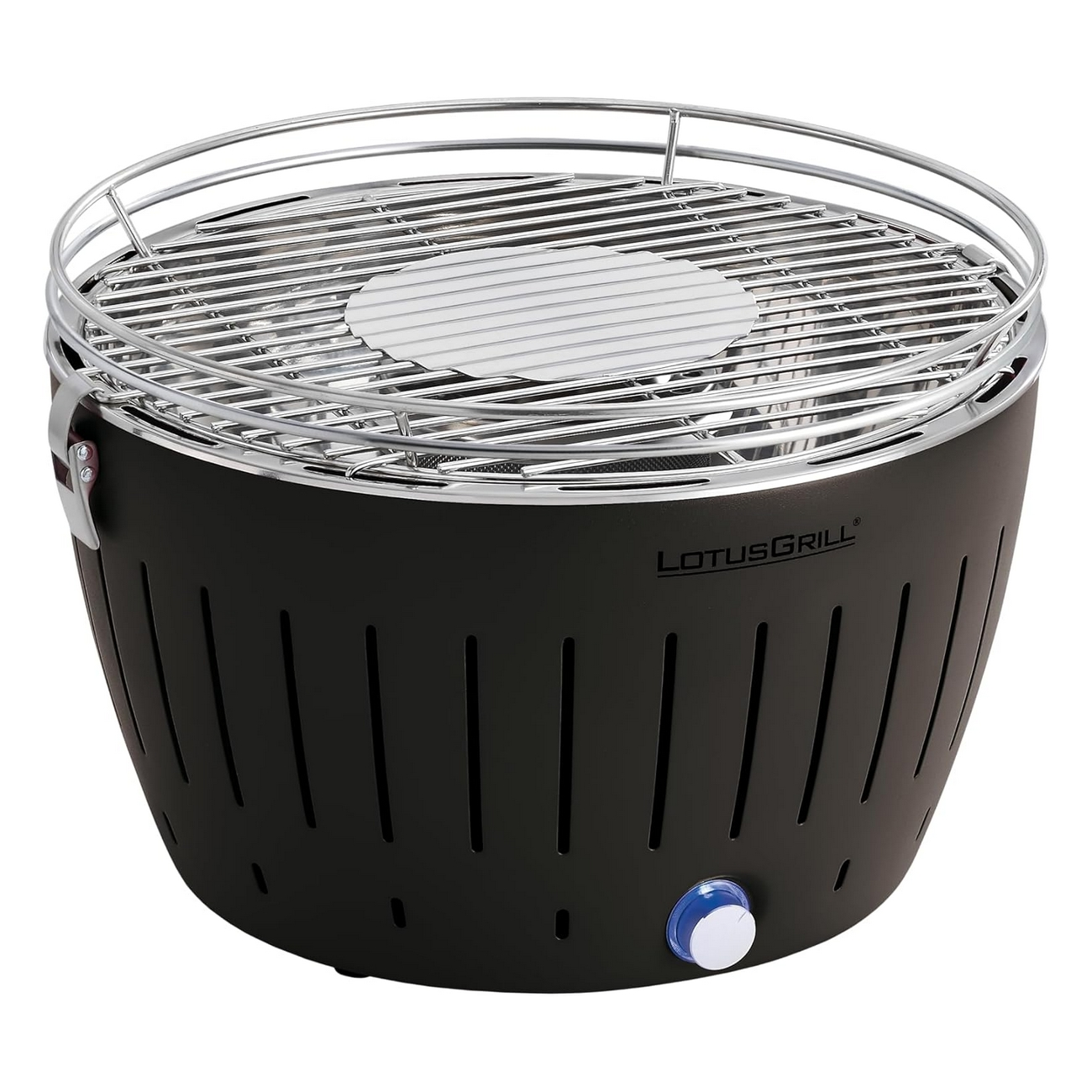 Czarny grill LotusGrill ze srebrnym rusztem i niebieskim przyciskiem zasilania. Na białym tle.