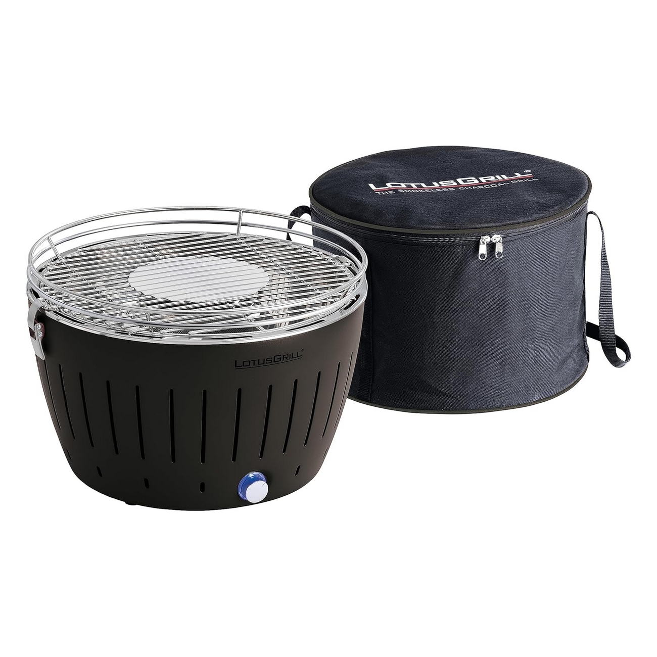 Czarny LotusGrill ze srebrnym rusztem i czarną torbą do przenoszenia obok. Tło jest białe.