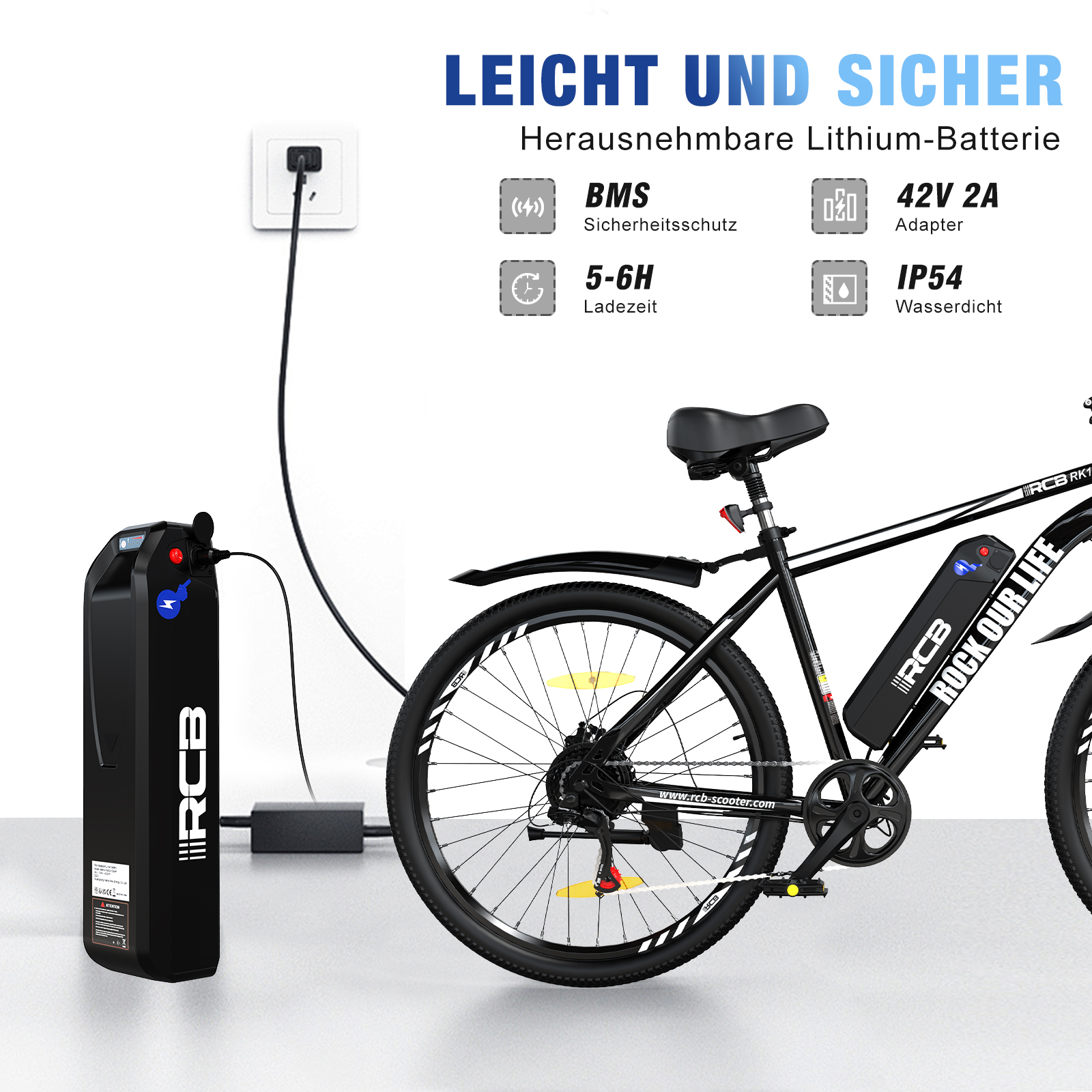 Bicicleta eléctrica negra con batería negra en el cuadro. Un enchufe está en un tomacorriente.