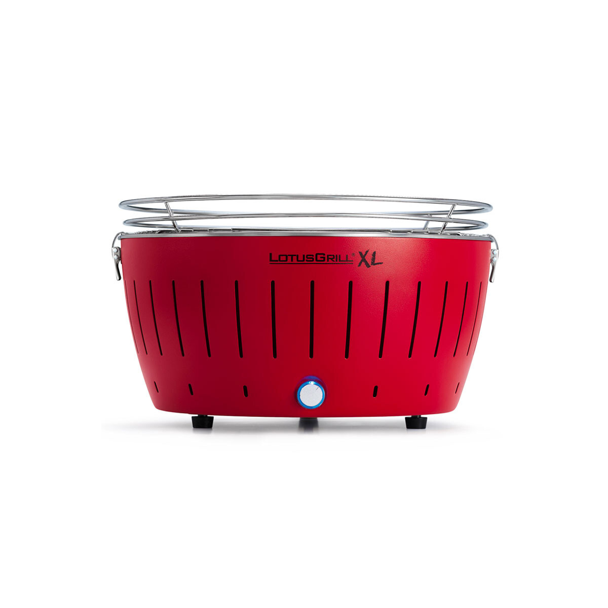 Czerwony grill LotusGrill ze srebrnym rusztem i niebieskim przyciskiem zasilania. Na białym tle.