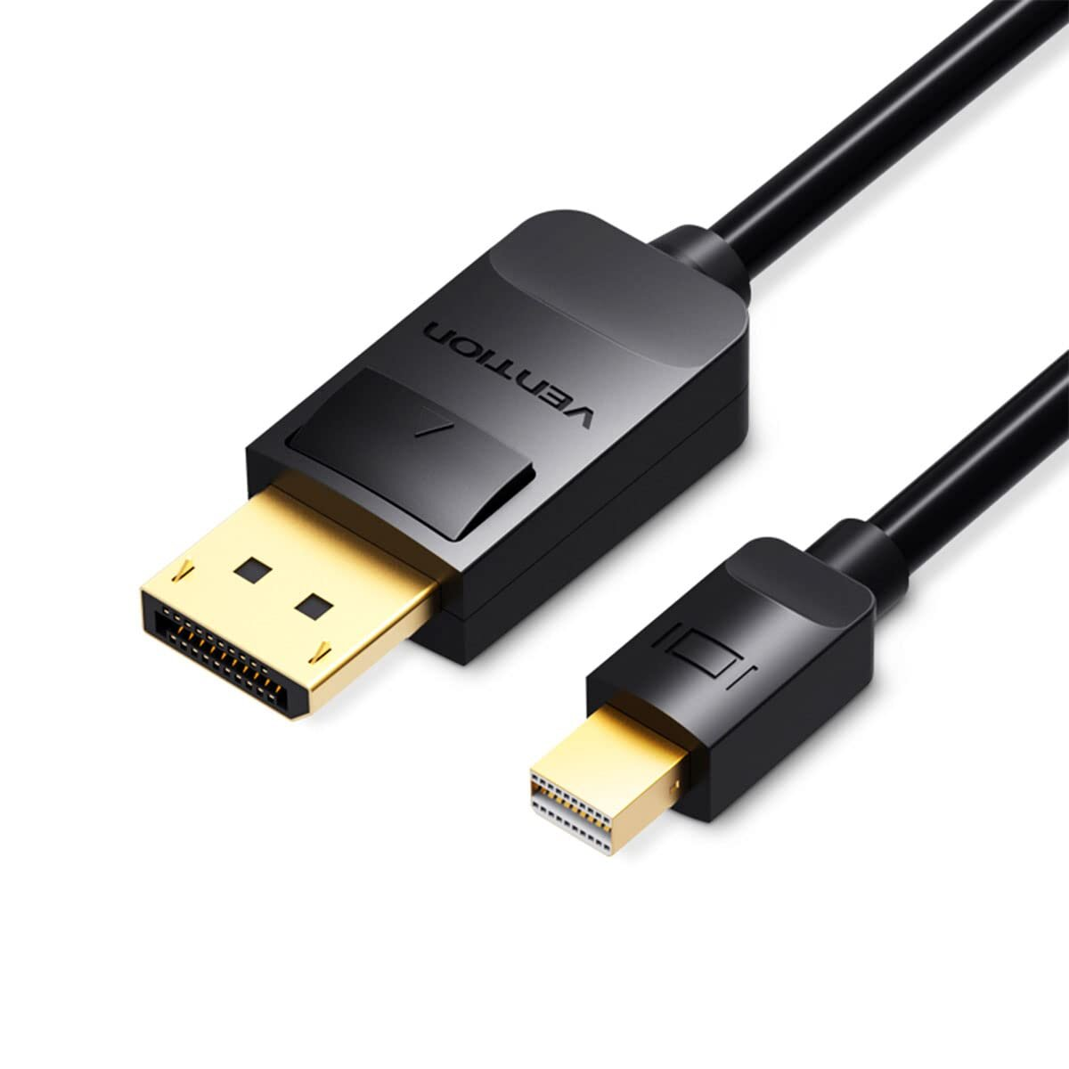 Een zwarte DisplayPort-kabel met gouden connectoren, liggend op een wit oppervlak.