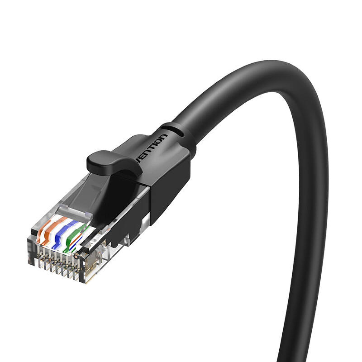 Een zwarte netwerkkabel met een transparante connector. Het heeft kleurrijke draden.