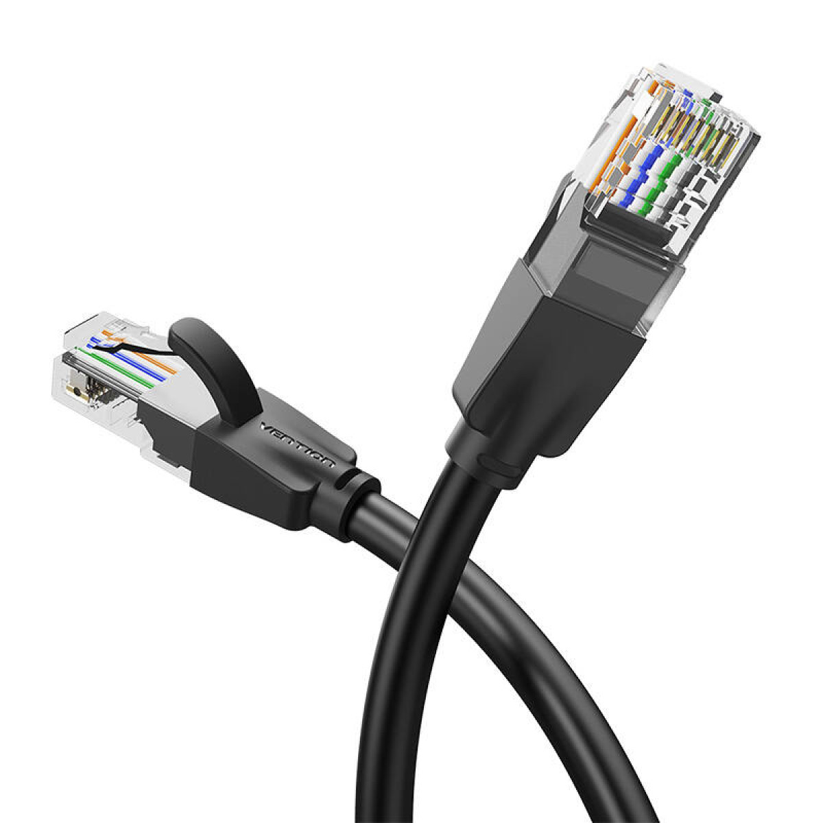 Netwerkkabel met doorzichtige RJ45-connectoren, zwarte kabel. Twee connectoren worden getoond.