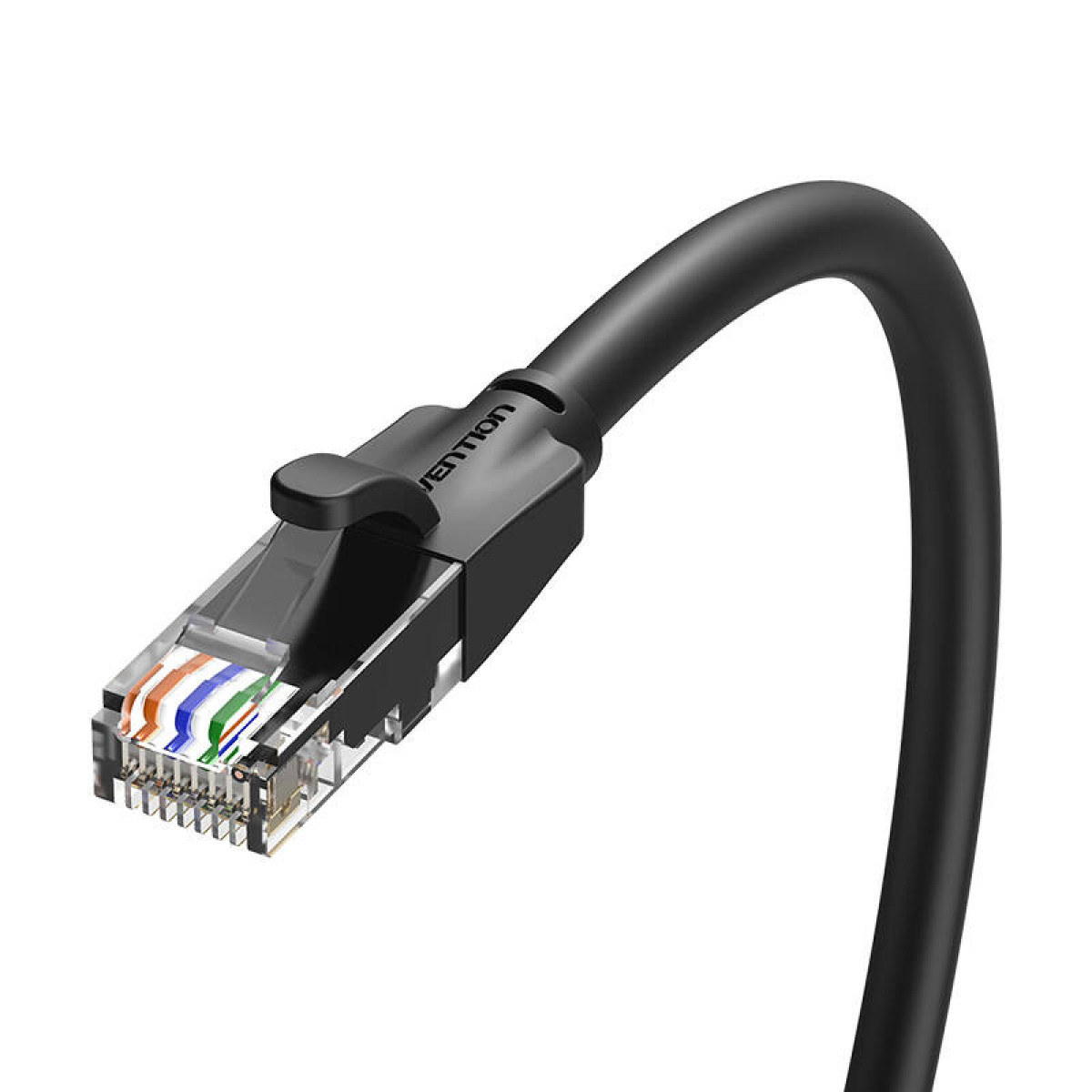 Connettore per cavo Ethernet nero con fili colorati visibili, isolato su sfondo bianco.