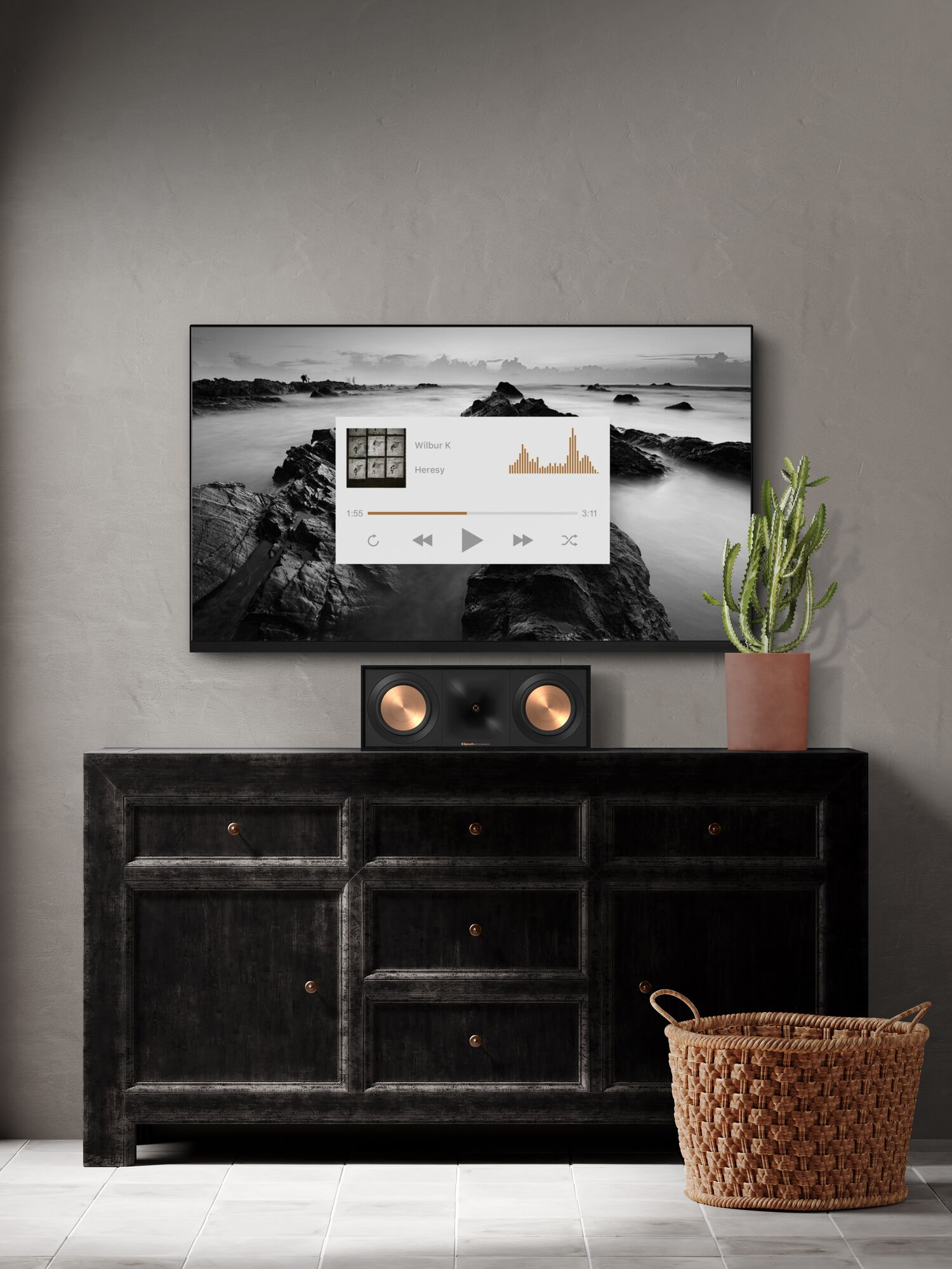 Fernseher mit Schwarzweißbild, Lautsprecher und schwarzem Schrank mit Pflanze.