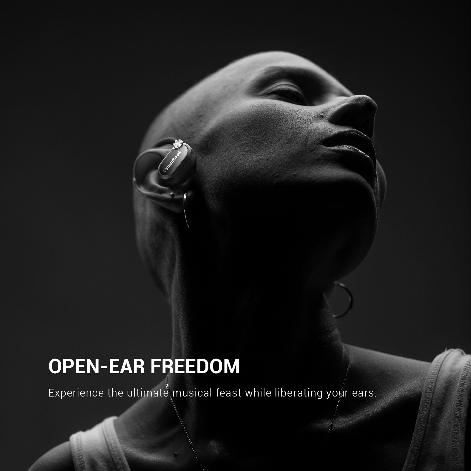 Close-up van een vrouw met open-ear hoofdtelefoon. Zwart-wit afbeelding.