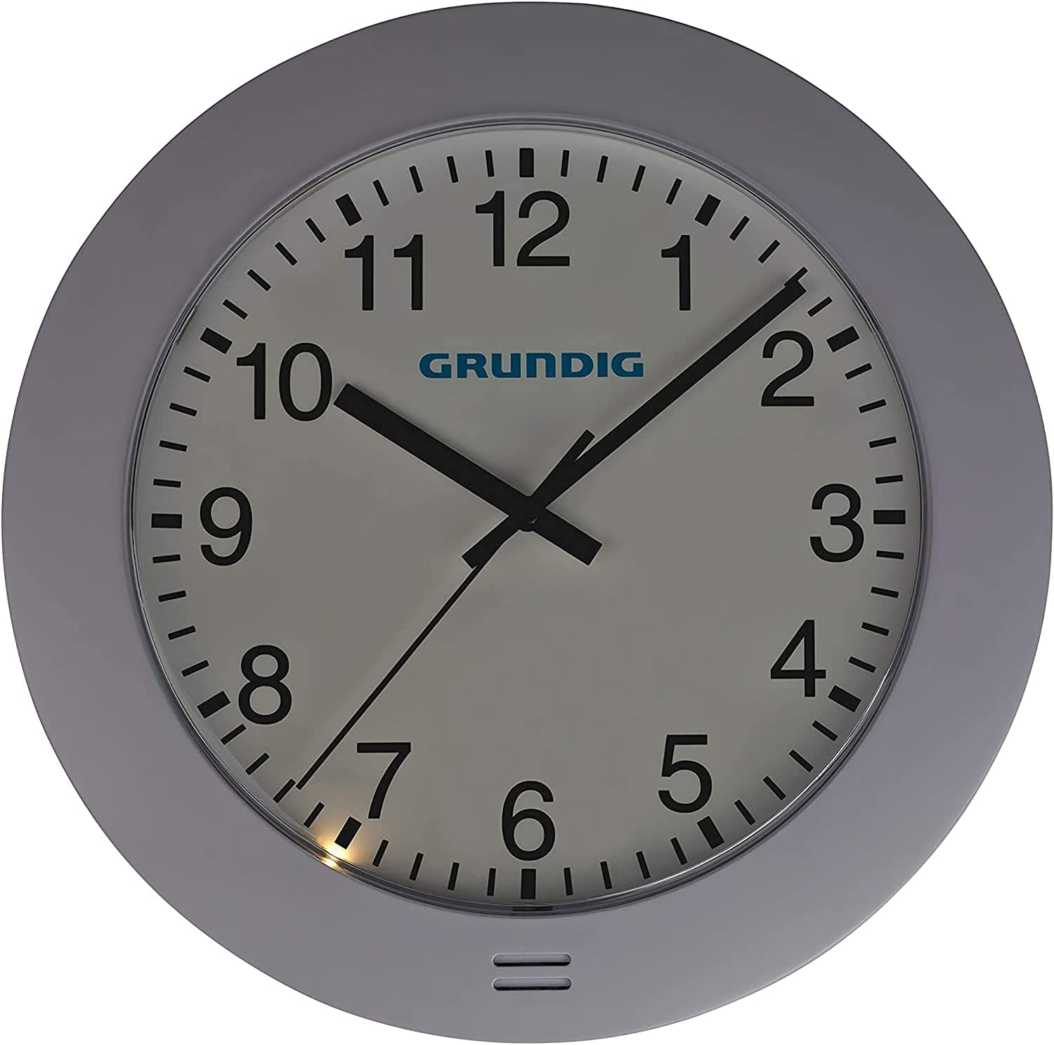 Graue runde Wanduhr mit schwarzen Zeigern und weißem Zifferblatt, Marke Grundig.