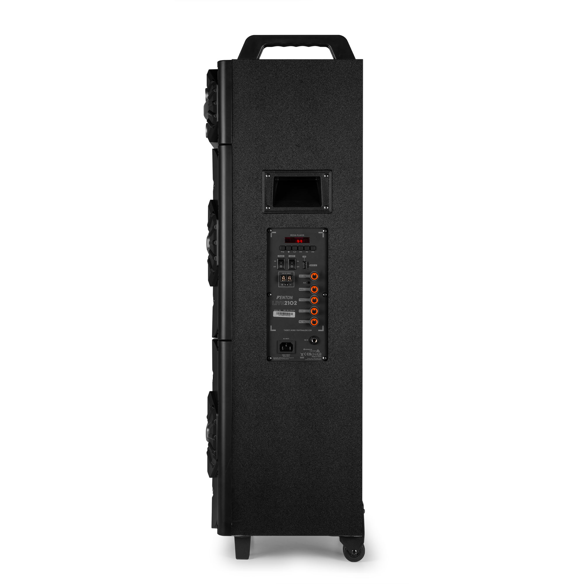 Zwarte speaker met handvat, bedieningspaneel en wielen, zijaanzicht.