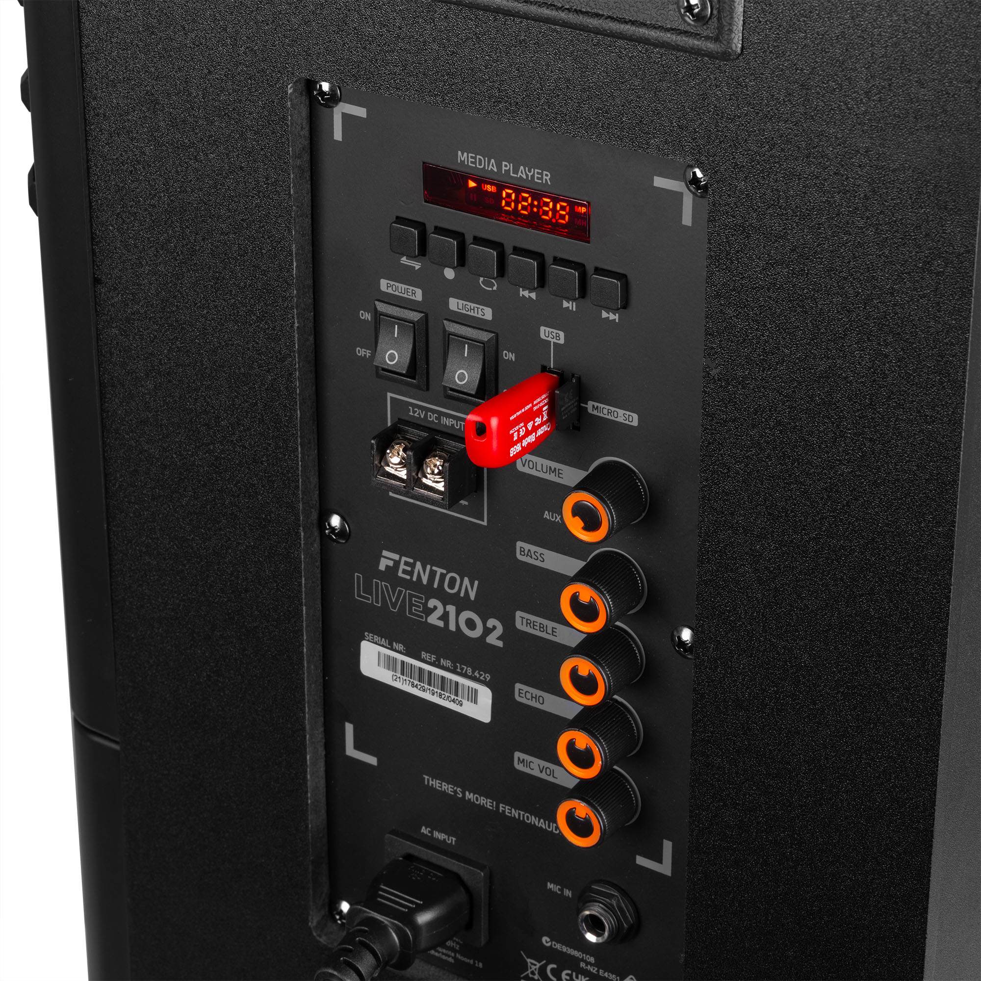 Het achterpaneel van een zwart audioapparaat, met bedieningselementen en een USB-poort.