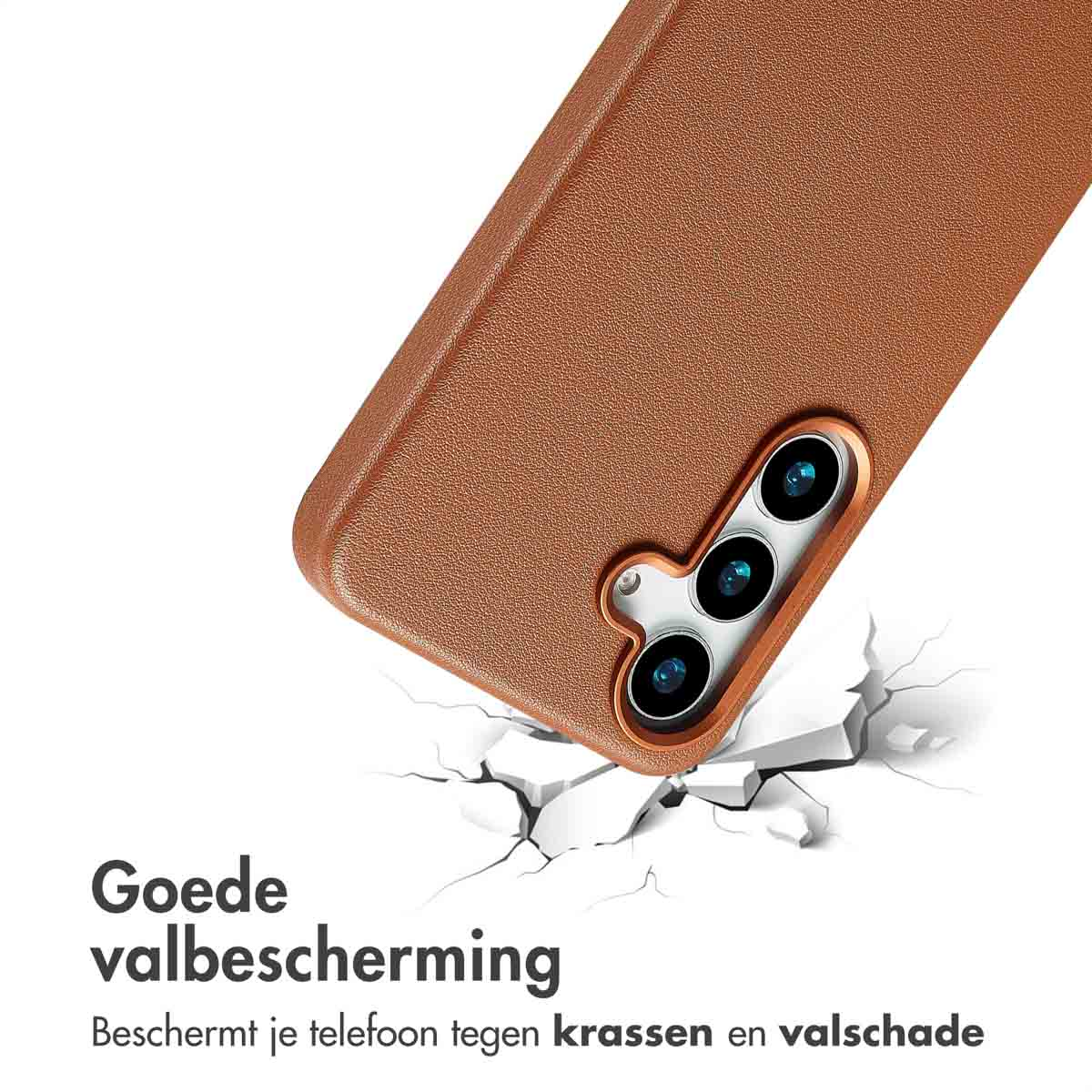 Bruine telefoonhoes op wit oppervlak met craquele-effect. Tekst over bescherming.