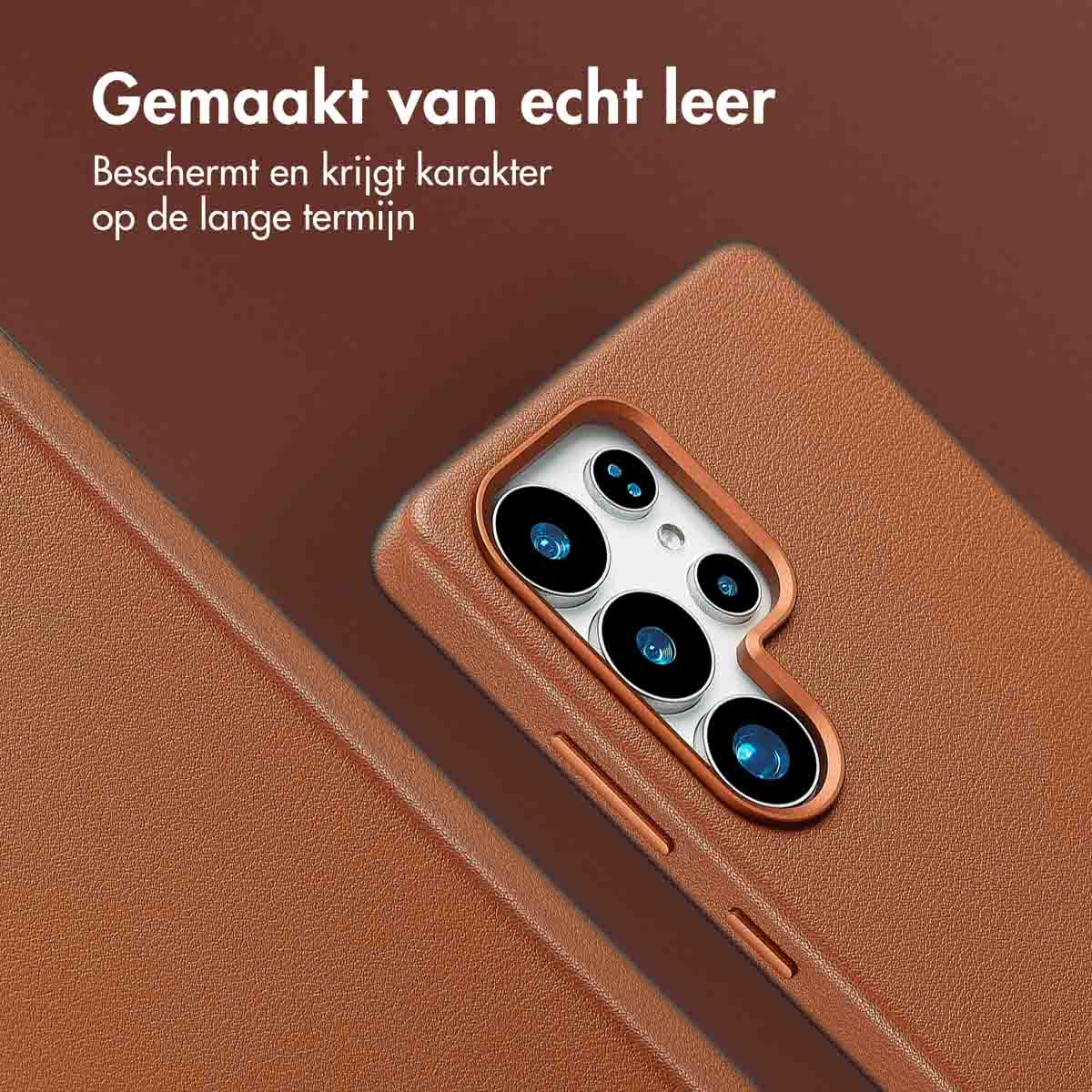 Close-up van een bruine leren telefoonhoes met camera-uitsparingen. Tekst luidt 'gemaakt van echt leer'.