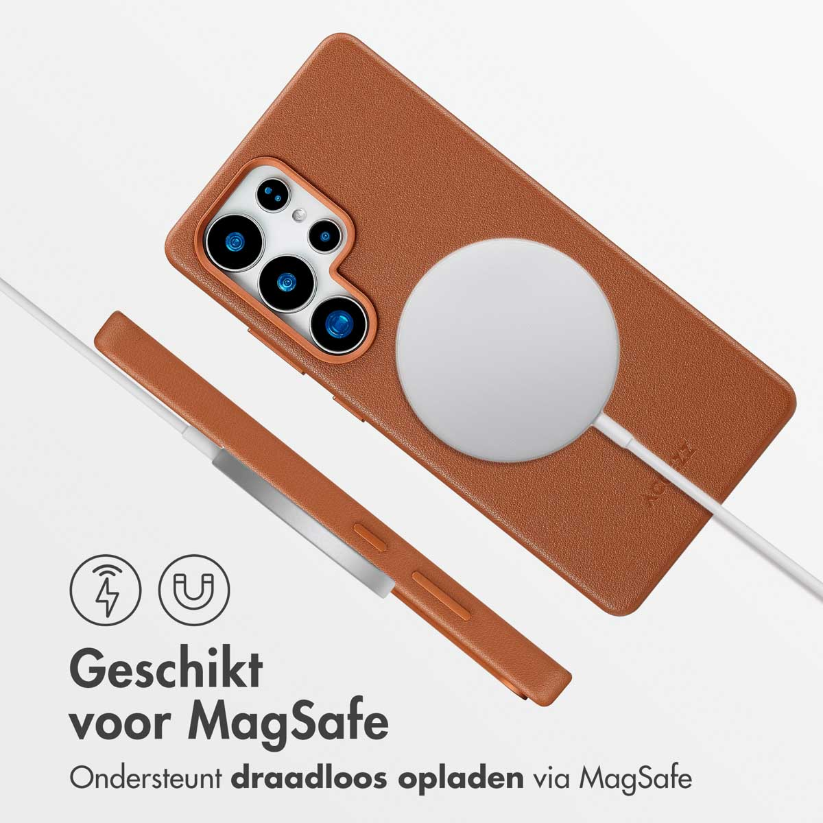 Telefoonhoesje en oplader. Bruine hoes, witte oplader. Witte achtergrond, schuine weergave.