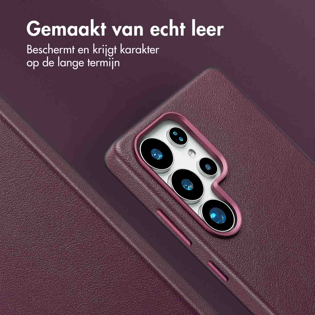 Een close-up van een bordeauxrode telefoonhoes. De cameralenzen zijn zichtbaar. Gemaakt van leer.