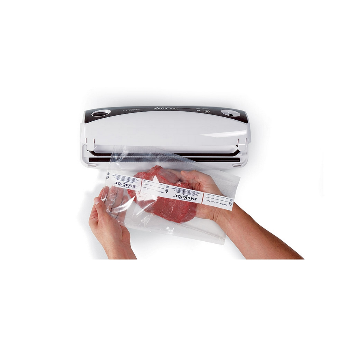 Dłonie używające zgrzewarki próżniowej Magic Vac. Zgrzewana jest torebka z czerwonym mięsem. Białe tło.