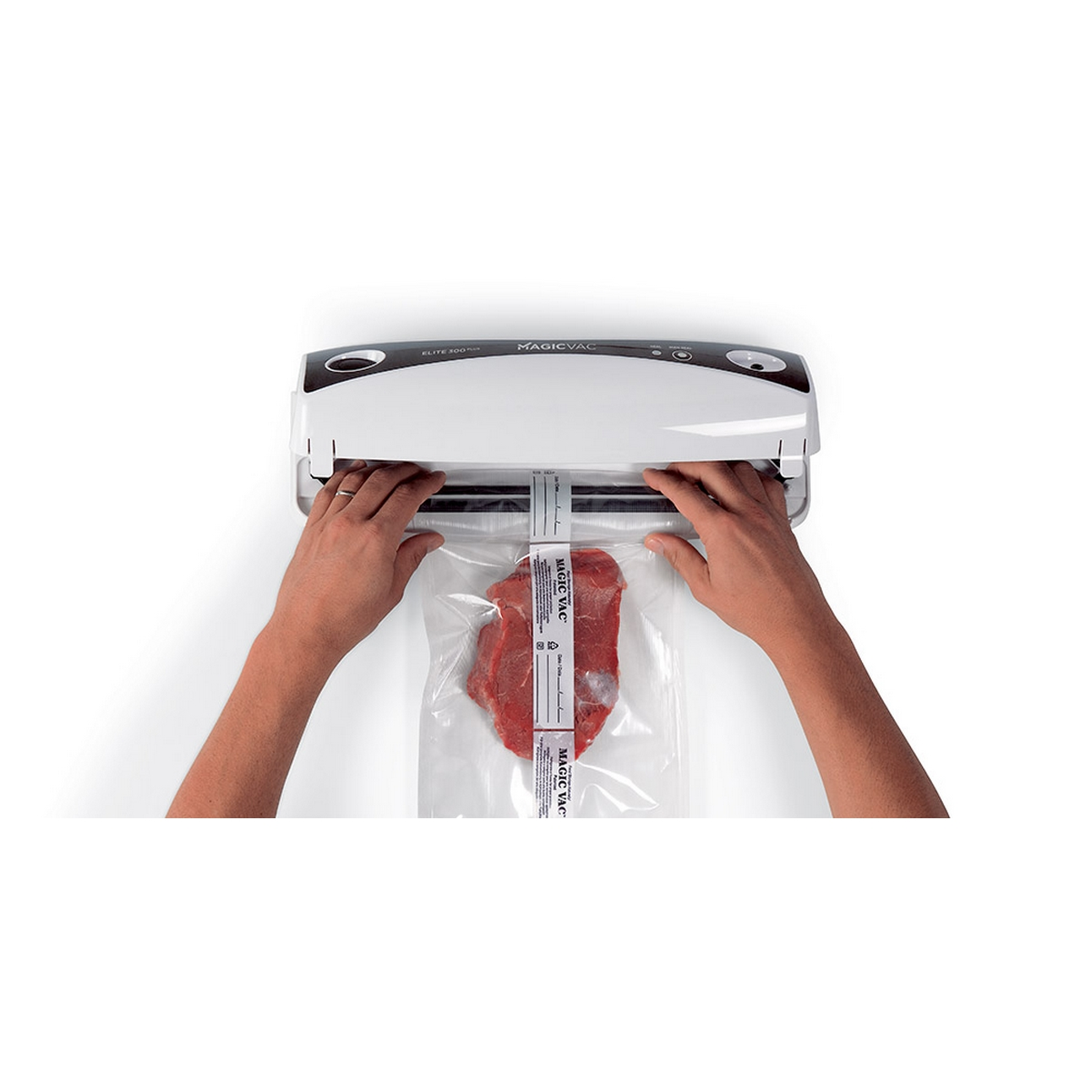 Ręce trzymają zgrzewarkę próżniową, zamykając stek w przezroczystej plastikowej torbie.