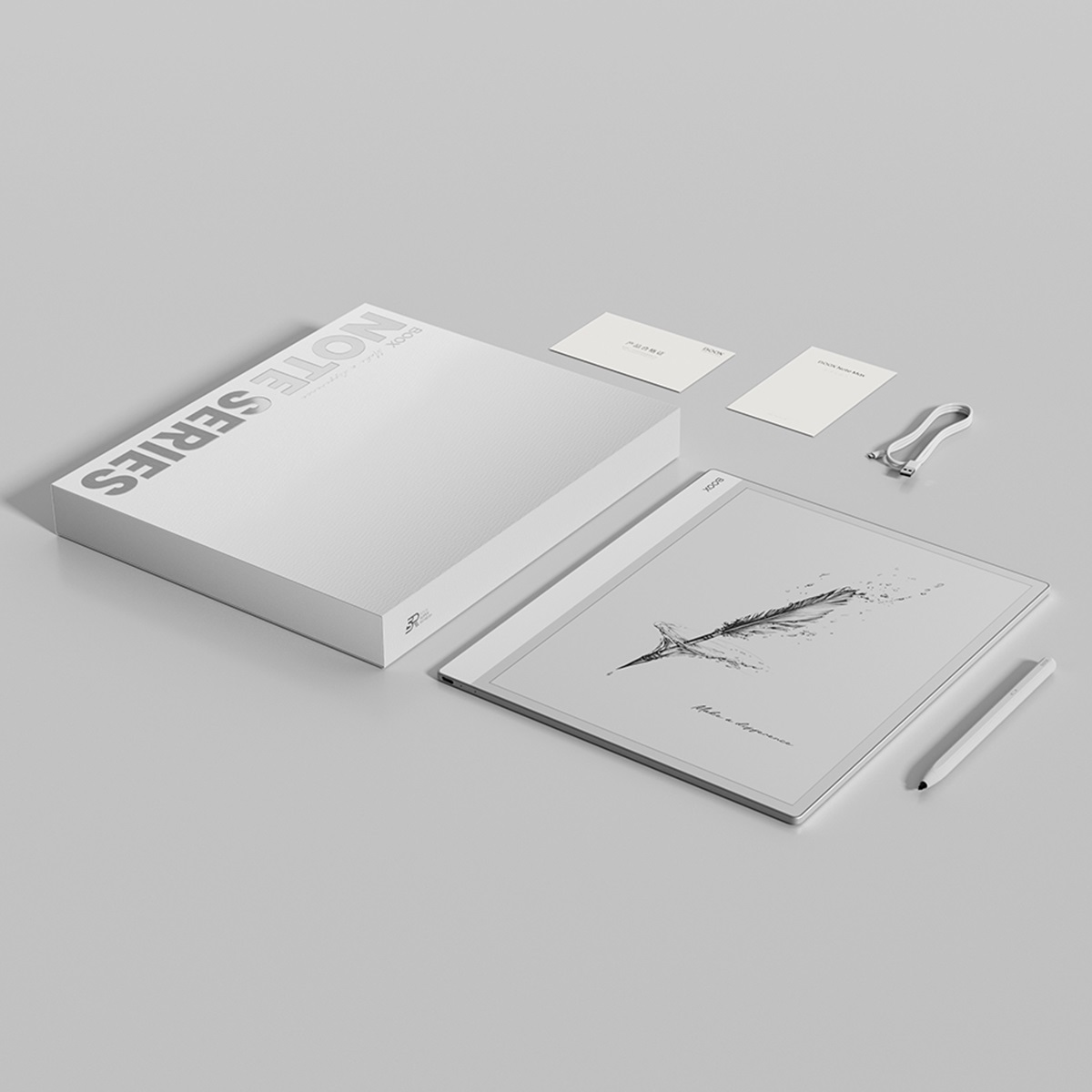 Białe pudełko, otwarty notatnik, długopis i karty. Szara powierzchnia, widok z góry.