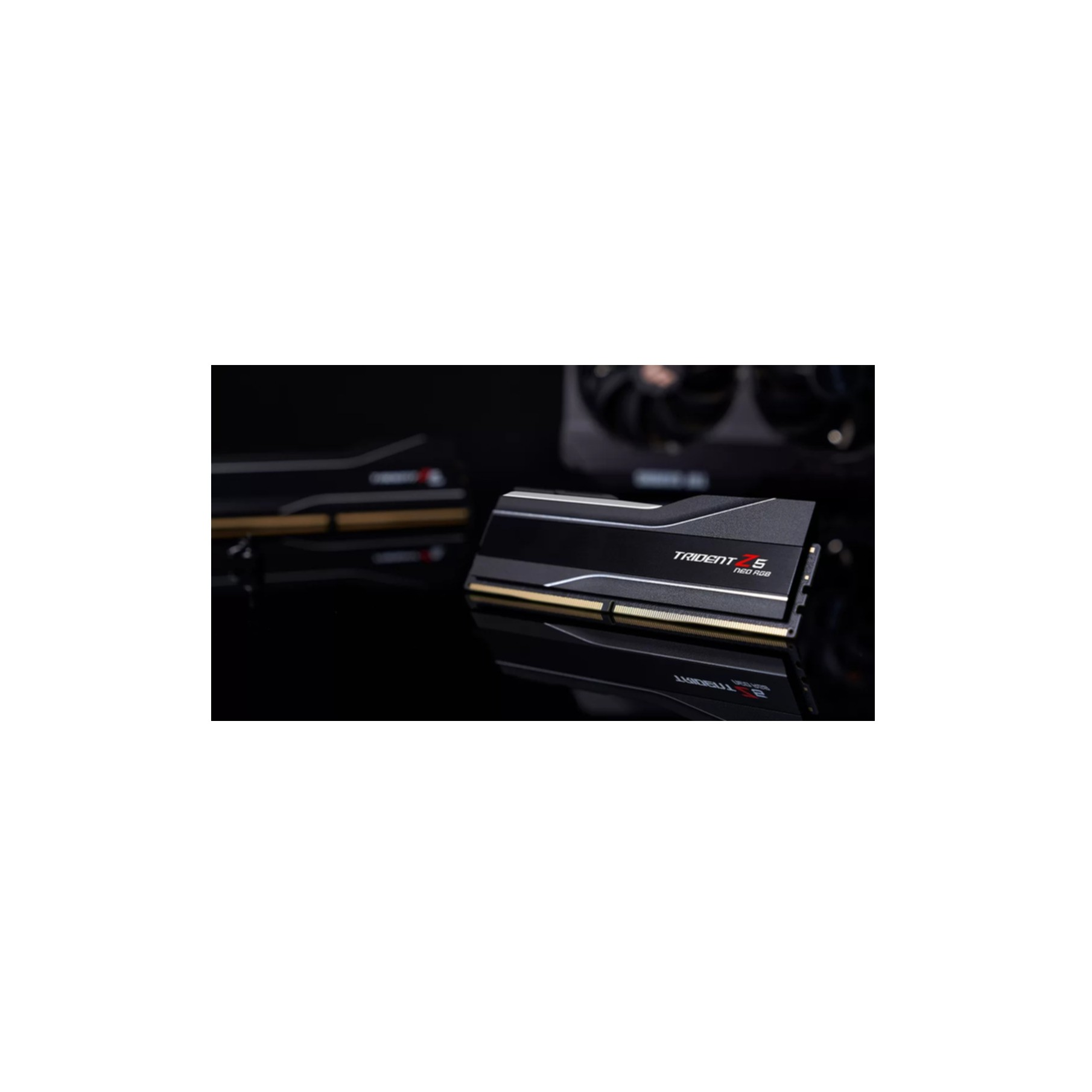 Deux barrettes de RAM noires avec des accents dorés. Le nom Trident Z5 est visible sur les barrettes.