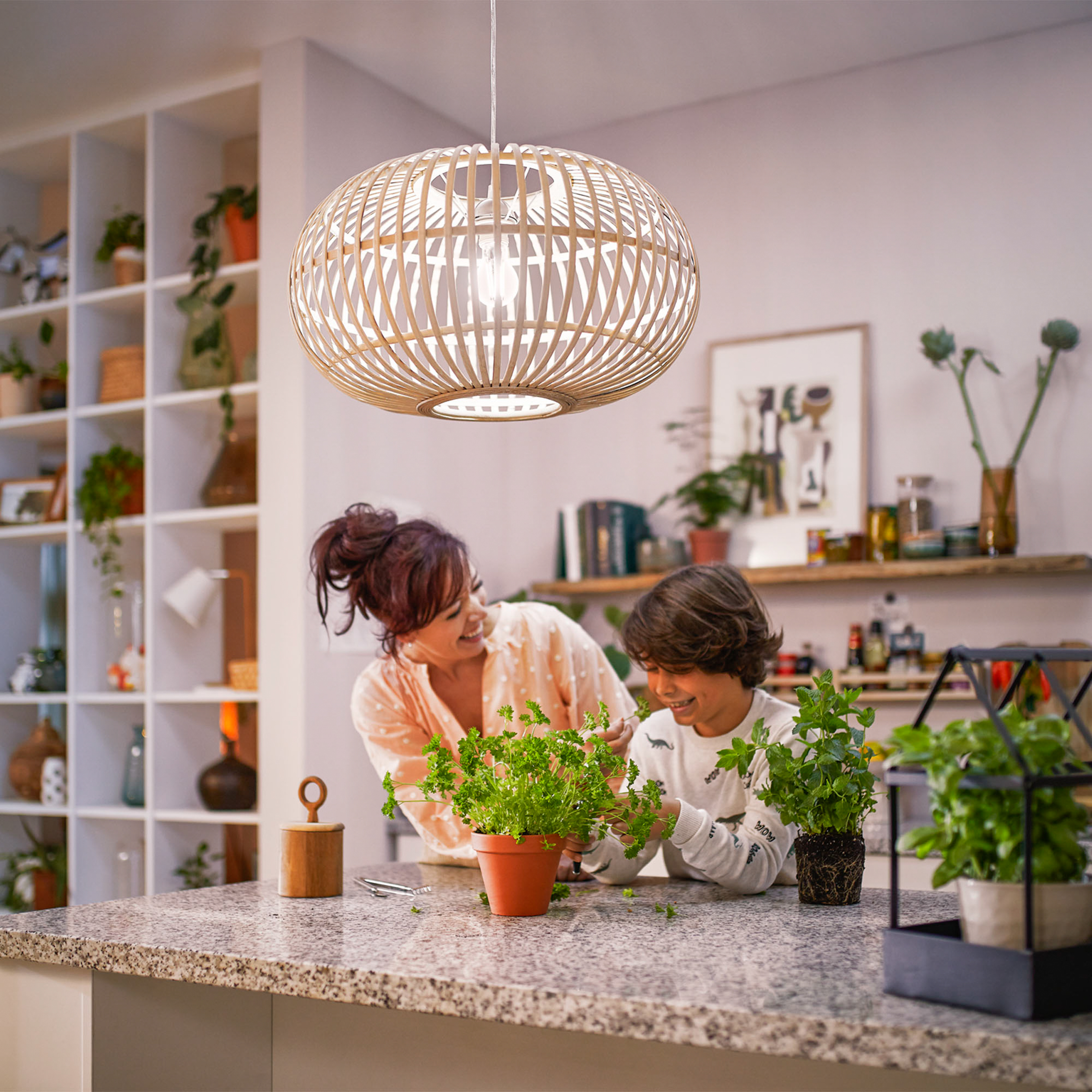Femme et enfant dans une cuisine, préparant de la nourriture. Suspension au-dessus.