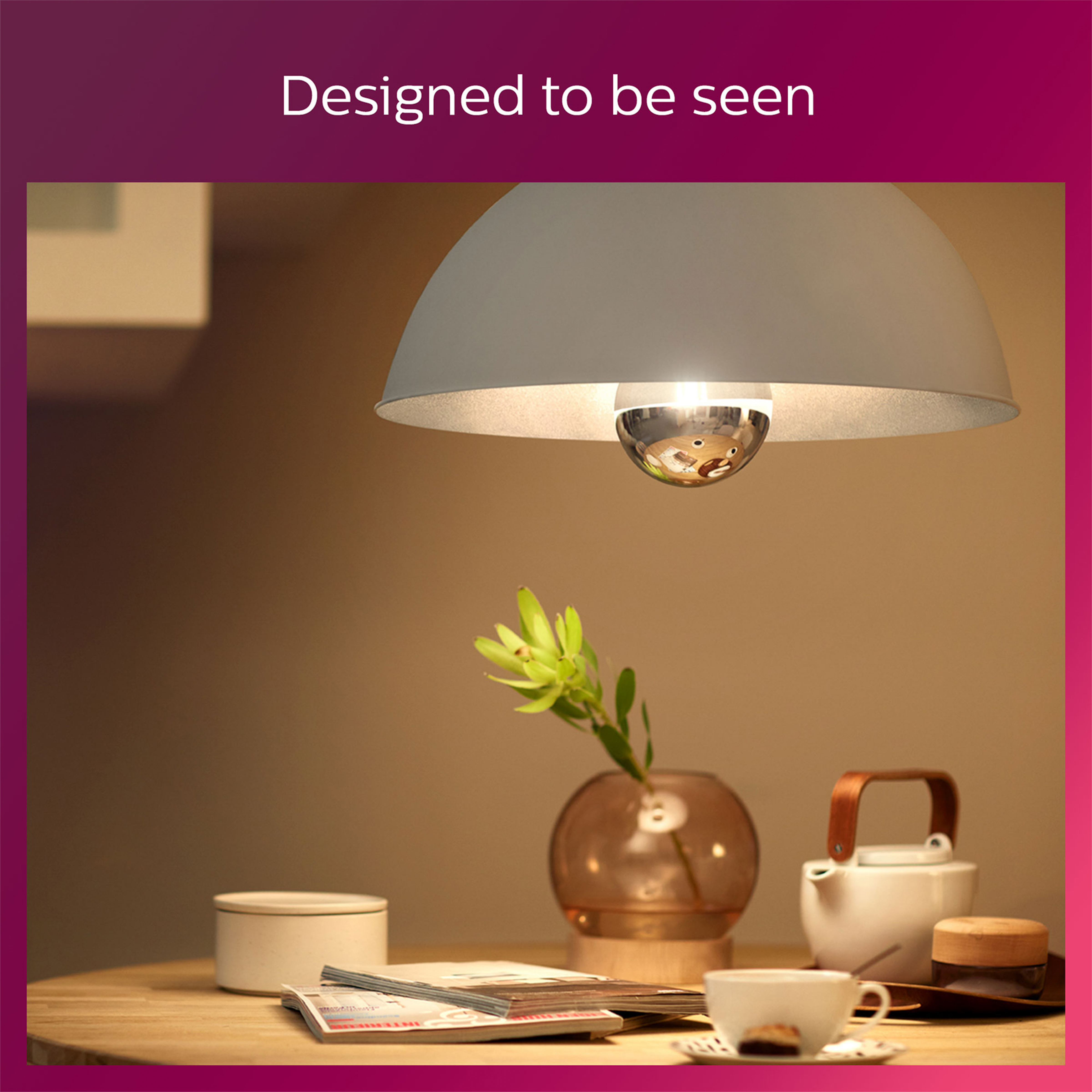 Innenszene: Lampe, Vase mit Pflanze, Tasse und andere Gegenstände auf dem Tisch. Warme Beleuchtung.