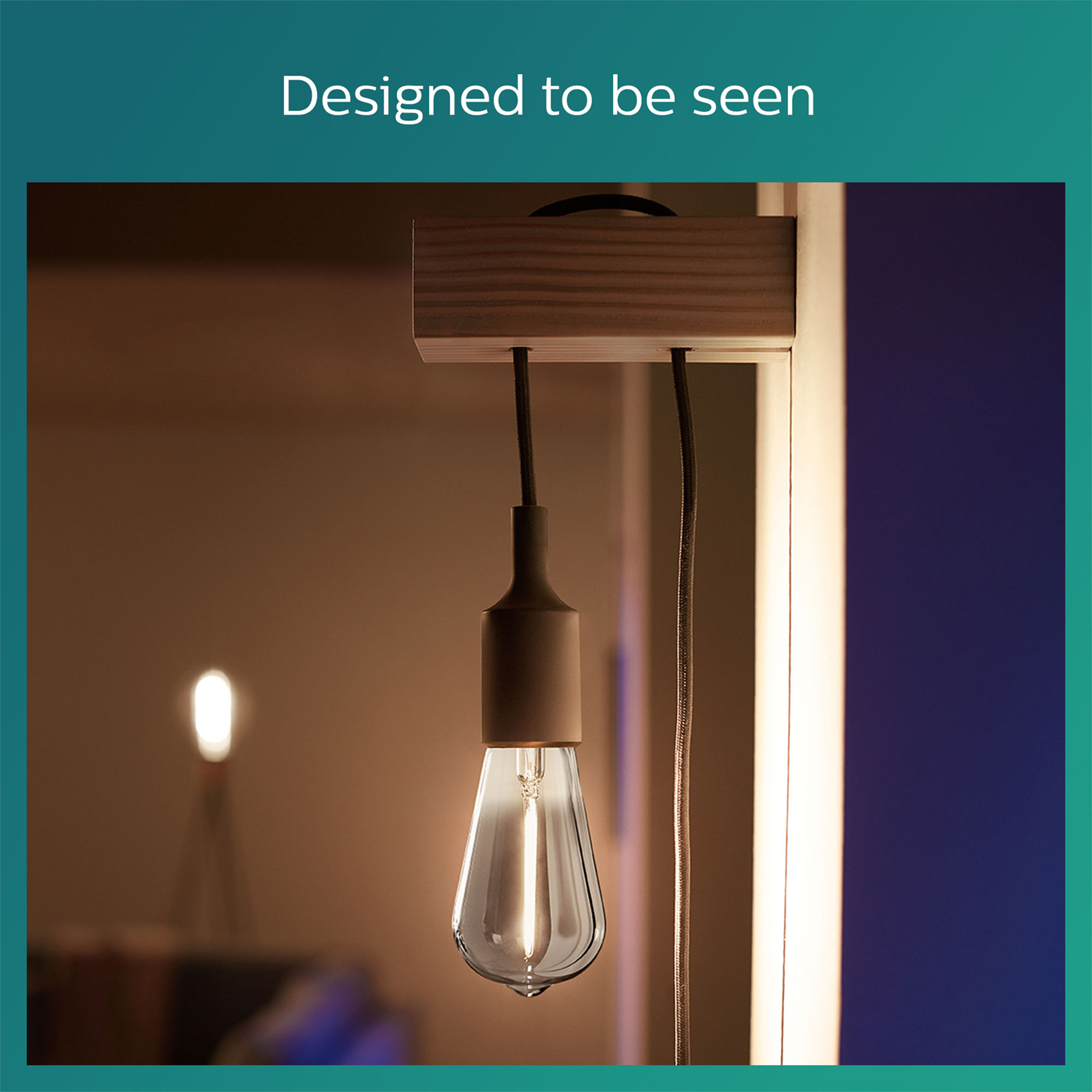 Nahaufnahme einer Leuchte mit einer tropfenförmigen Glühbirne. Der Hintergrund ist eine verschwommene Innenszene mit sanfter Beleuchtung.