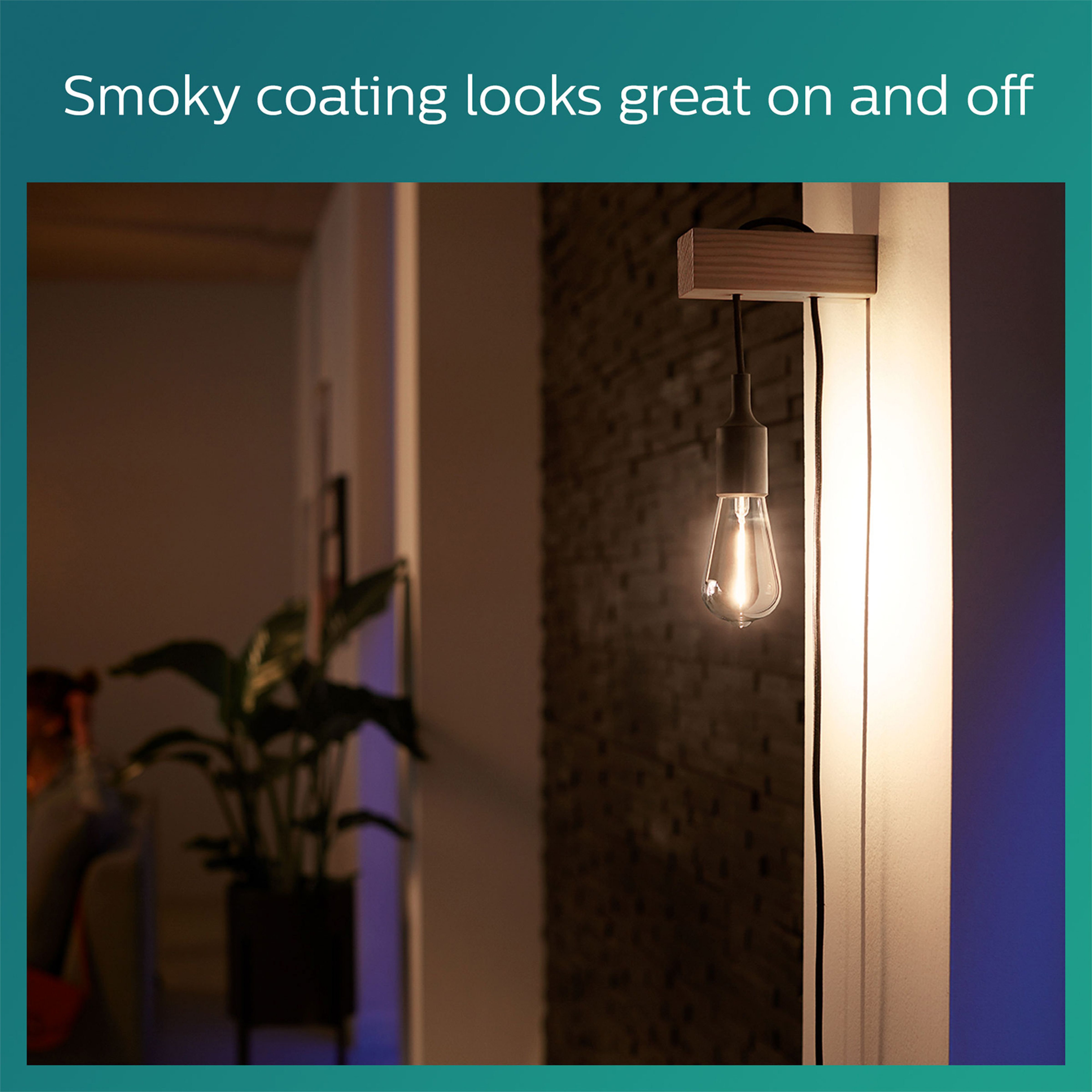 Lampe mit Rauchbeschichtung, beleuchtet, neben Wand, dunkler Hintergrund.