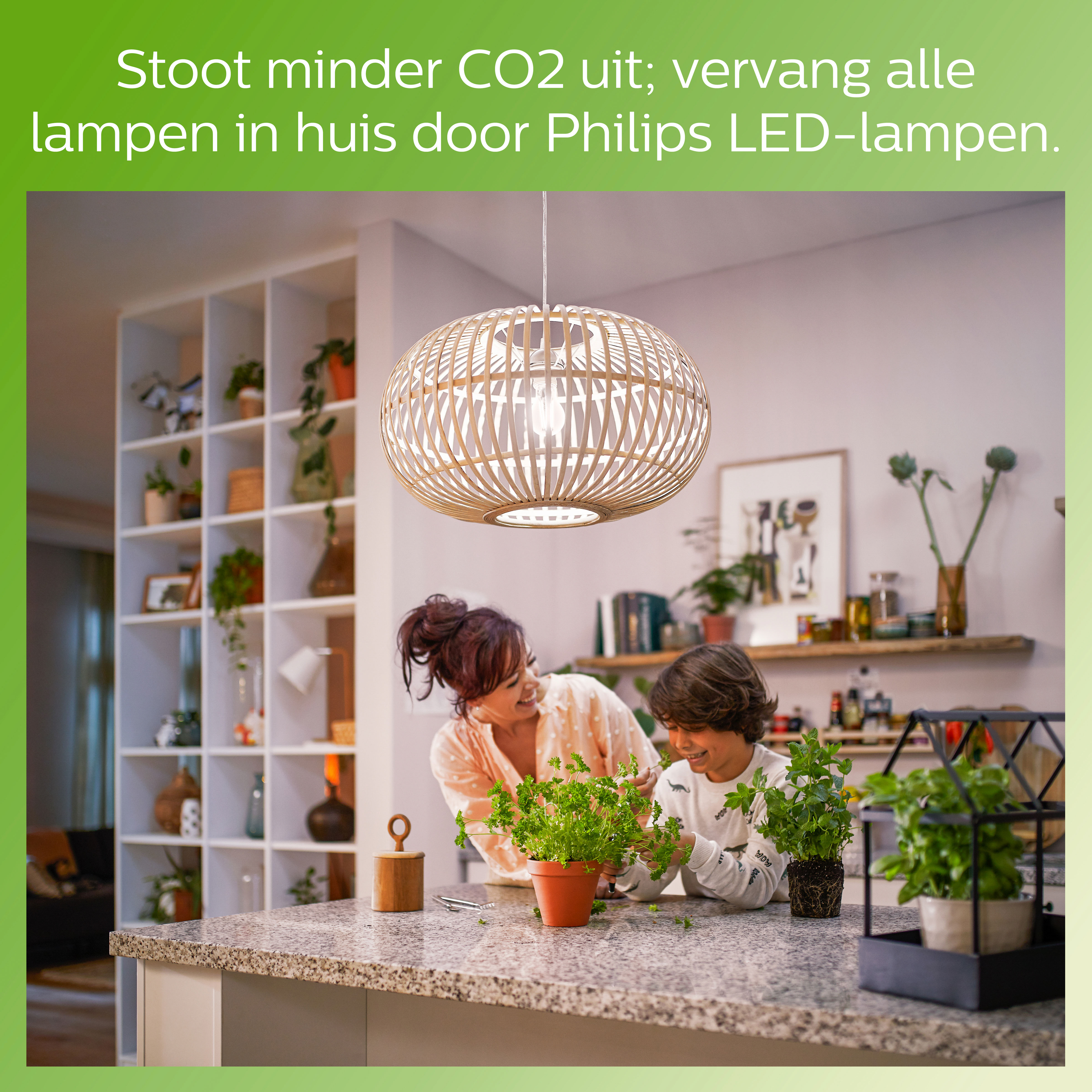 Kobieta i dziecko pielęgnują rośliny w kuchni, pod lampą wiszącą.