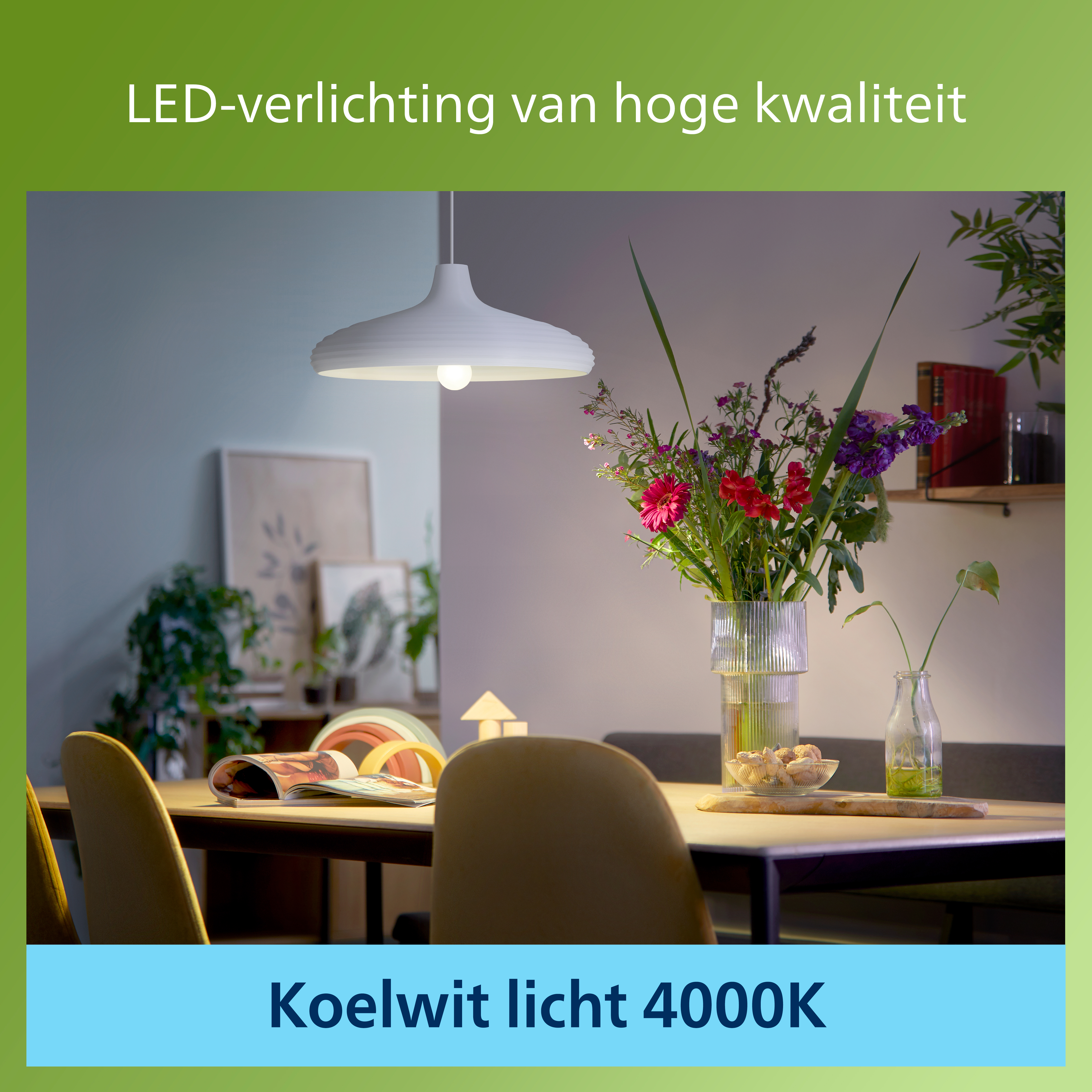 Eetkamer met een gedekte tafel. Vaas met bloemen en een witte lamp.