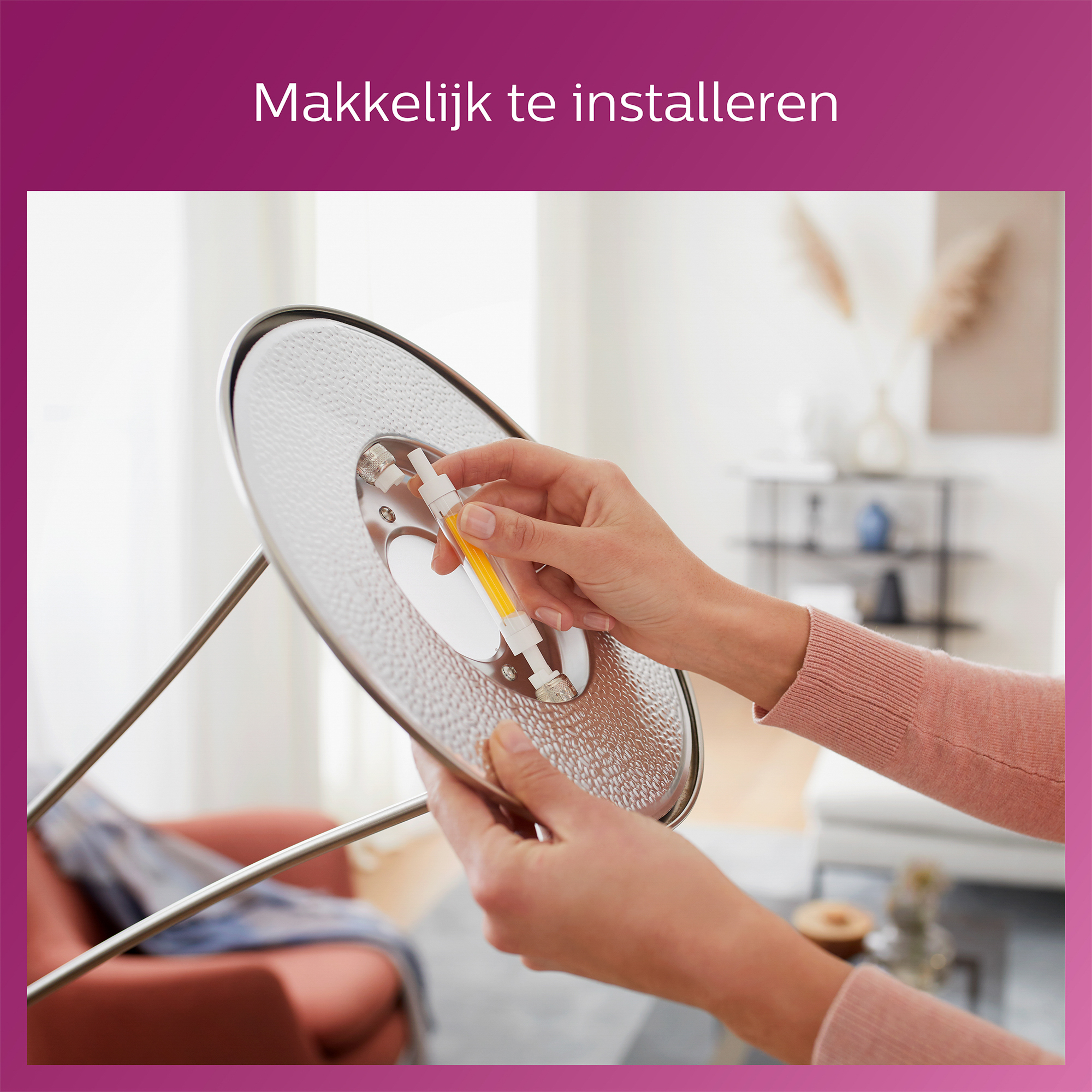 Mains installant une ampoule dans un luminaire. Le texte indique : Facile à installer.