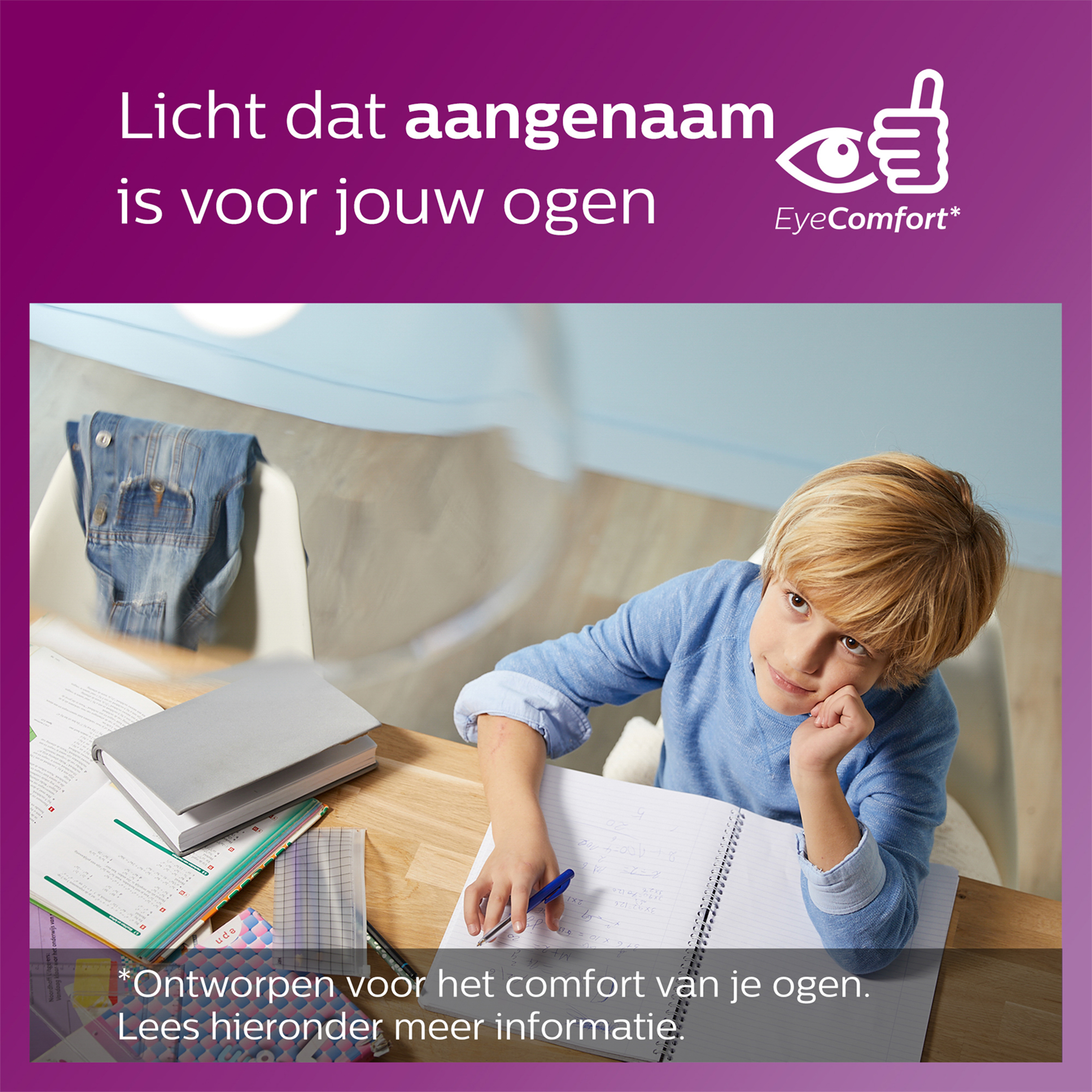 Un jeune garçon étudiant à un bureau, texte sur EyeComfort. Une paire de jeans est sur la chaise.