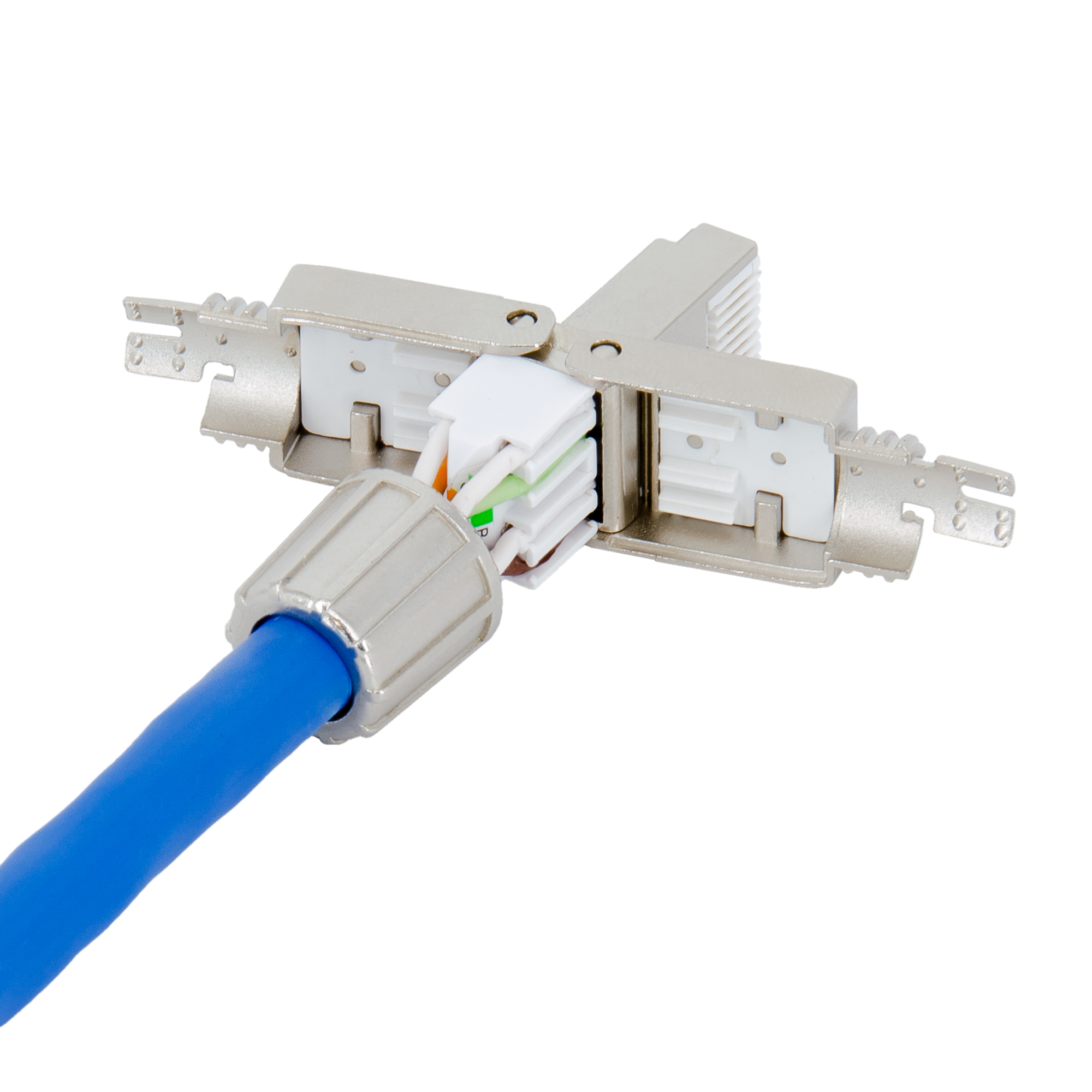 Blaues Netzwerkkabel, verbunden mit einem silbernen RJ45-Stecker mit weißen und grünen Drähten.