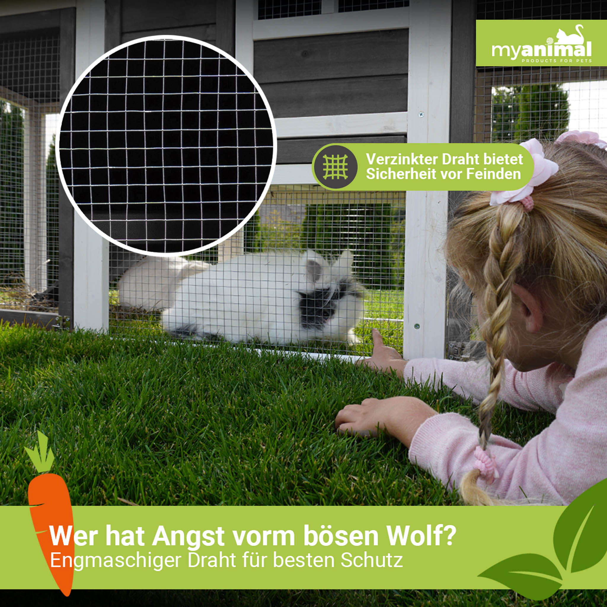 Ein Kind blickt in einen Kaninchenstall mit Zaun im Hintergrund. Vorne grünes Gras.