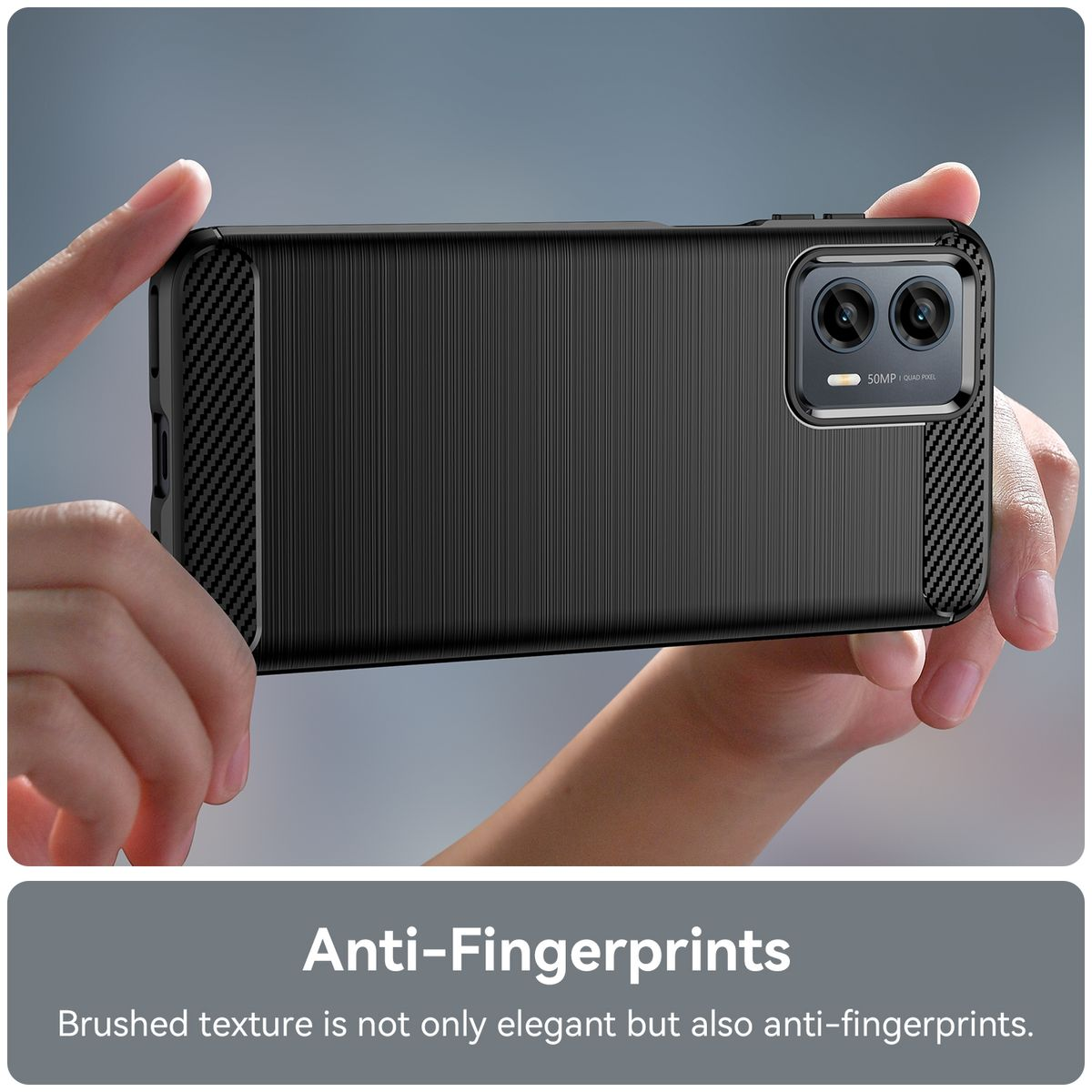 Schwarze Handyhülle mit gebürsteter Textur. Das Telefon wird in Händen gehalten.