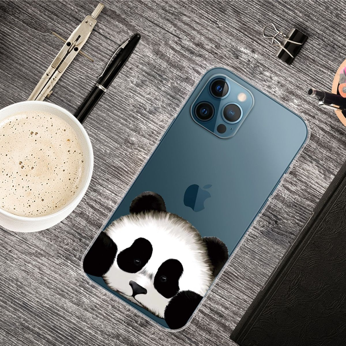 Panda-Handyhülle auf einem Holztisch, mit einer Tasse Kaffee, Stift und Buch.